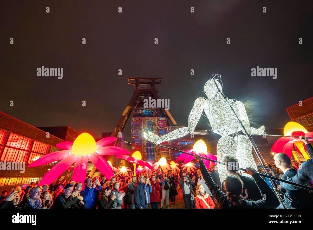 Extraschicht, die lange Nacht der Industriekultur, Kulturfestival im Ruhrgebiet, 35 Veranstaltungsorte in 19 Städten, Dundu, Wandern, Glänzen, Groß Stockfoto