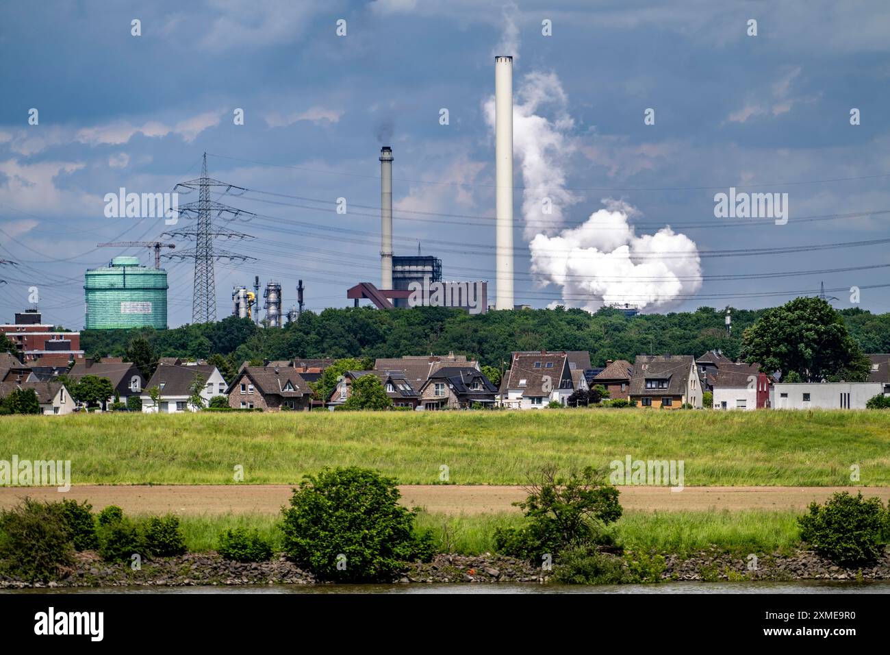 Huettenwerke Krupp-Mannesmann, HKM Duisburg-Huettenheim, 2 Hochöfen, Kokerei, Wohngebäude Duisburg-Mündelheim, Rhein bei Stockfoto