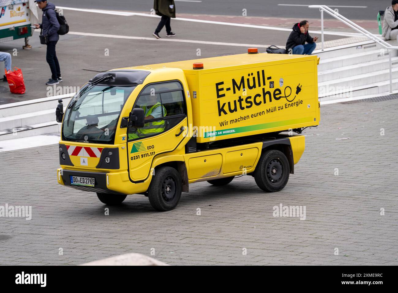 Kleiner Elektrolader der Ensorgunsbetriebe Dortmund, EDG, für die mobile Abfallentsorgung in der Innenstadt, Müllentsorgung, Nord Stockfoto