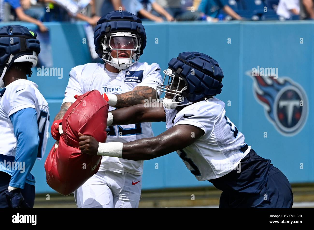Tennessee Titans linebacker's Shane Ray, left, Khalid Duke run through a tackling drill during an NFL football training camp practice, "Back Together Weekend," at Nissan Stadium Saturday, July, 27, 2024, in Nashville, Tenn. (AP Photo/Mark Zaleski) Stockfoto