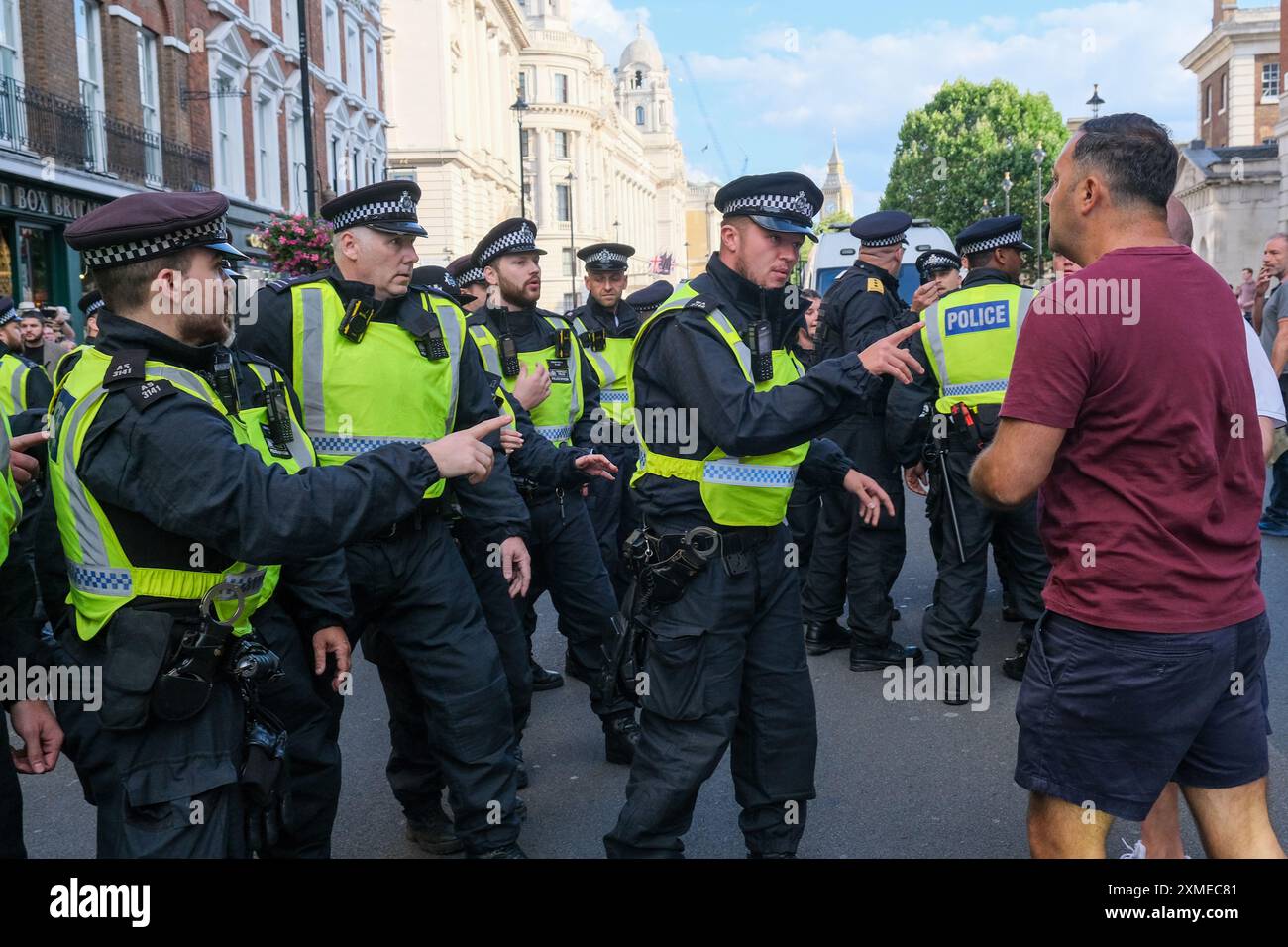 London, Großbritannien, 27. Juli 2024. Mehrere Personen wurden vor Pubs in Whitehall verhaftet, nachdem die britische Kundgebung von Tommy Robinson beendet war. Einige Pubs sind im oberen Teil der Straße geschlossen, die dem Trafalgar Square am nächsten ist. Quelle: Eleventh Photography/Alamy Live News Stockfoto