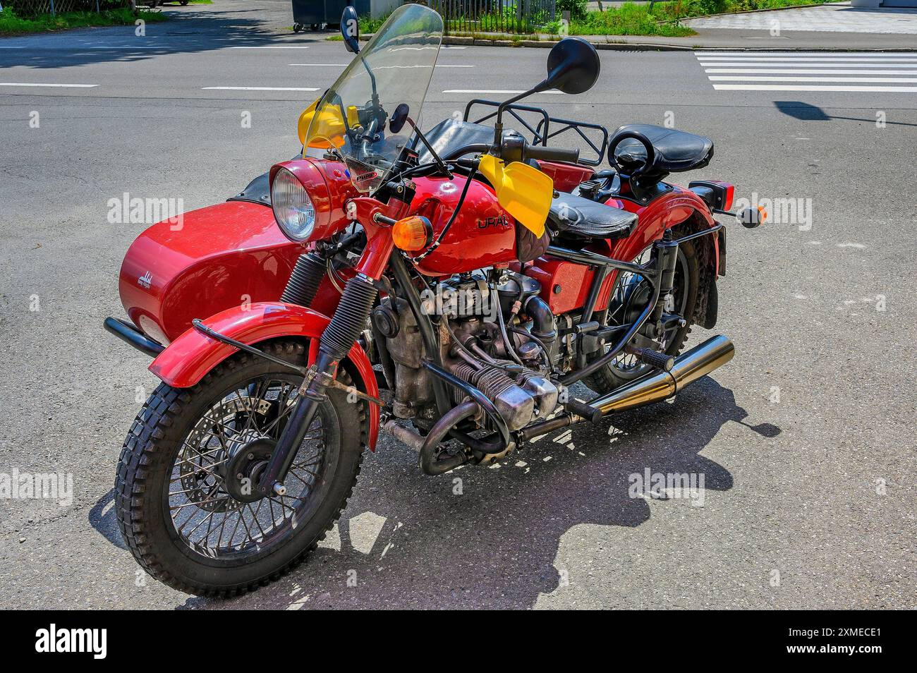 Rotes Motorrad mit Boxermotor und Beiwagen, Marke Ural, Allgaeu, Bayern, Deutschland, KI generiert, KI generiert Stockfoto