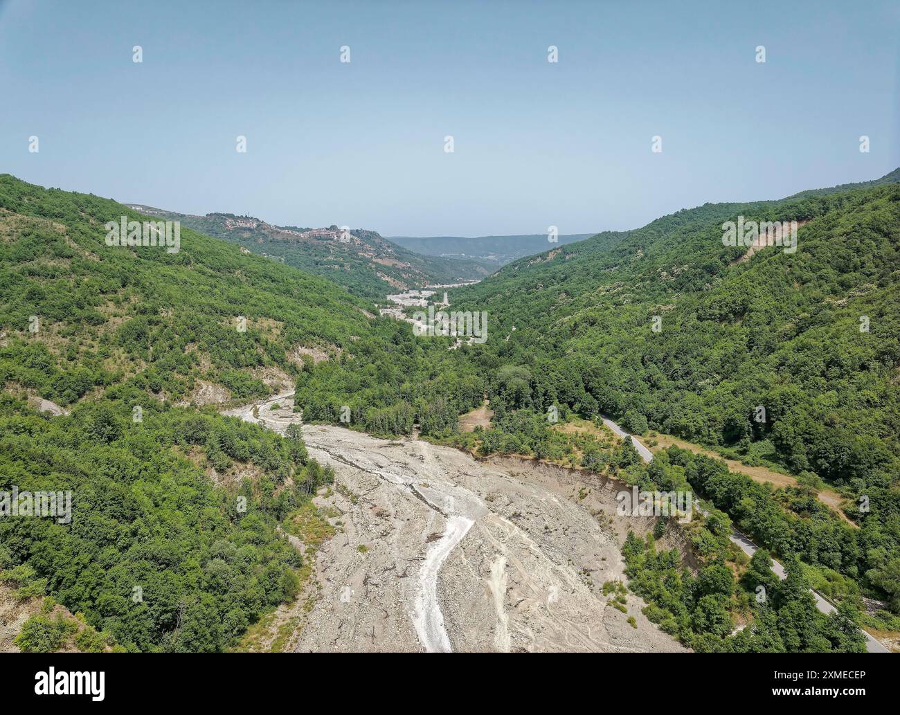 Nur ein Tropfen Wasser fließt durch das weitgehend trockene Flussbett der Torrente Nocito. Luftaufnahme. San Chirico Raparo, Basilicata, Süditalien Stockfoto