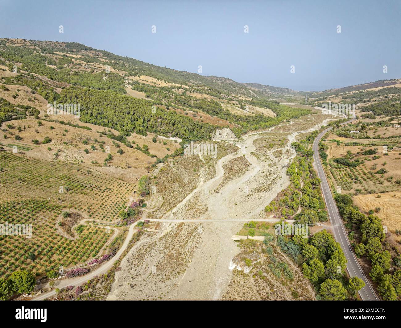 Das trockene Flussbett des Canale Raia, das nach starken Regenfällen vom Torrente del Ferro mit Wasser aus den Bergen gespeist wird. Luftaufnahme. Stockfoto