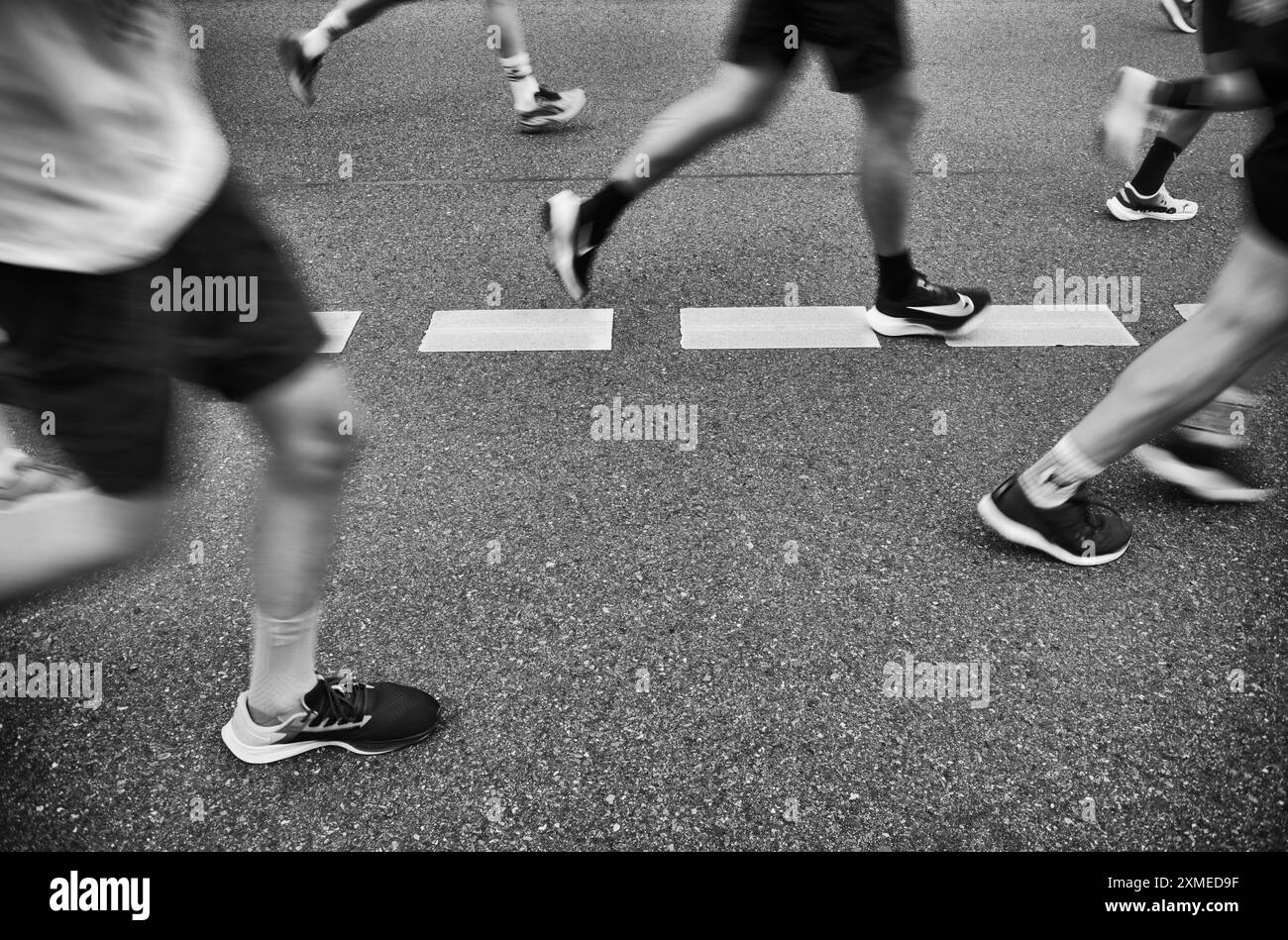 Leichtathletik, Laufen, Läufer, Marathon, Schwarzweiß, Stuttgart Run 2024, Stuttgart, Baden-Württemberg, Deutschland Stockfoto