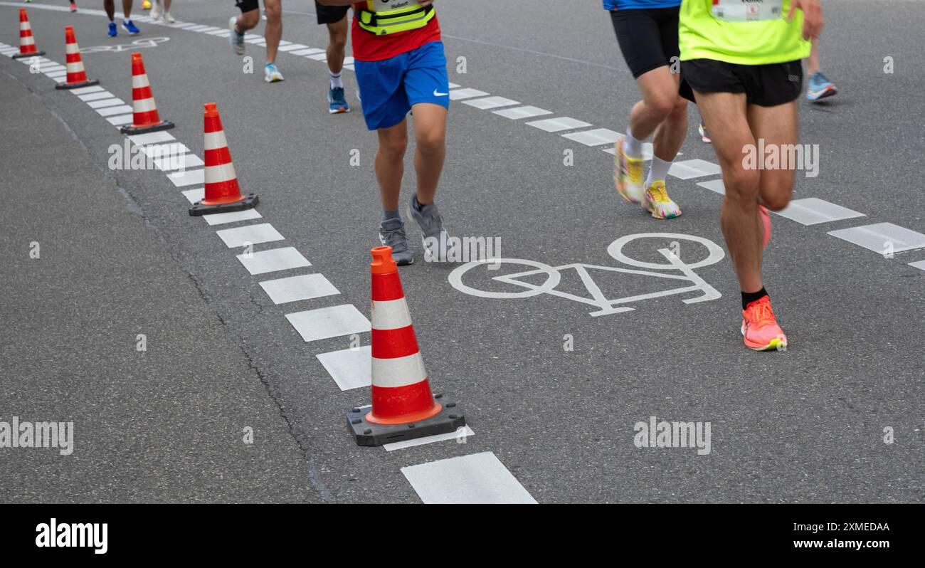 Leichtathletik, Laufen, Läufer, Marathon, Pylon, Fahrbahn, Piktogramm, Asphalt, Stuttgart Lauf 2024, Stuttgart, Baden-Württemberg, Deutschland Stockfoto