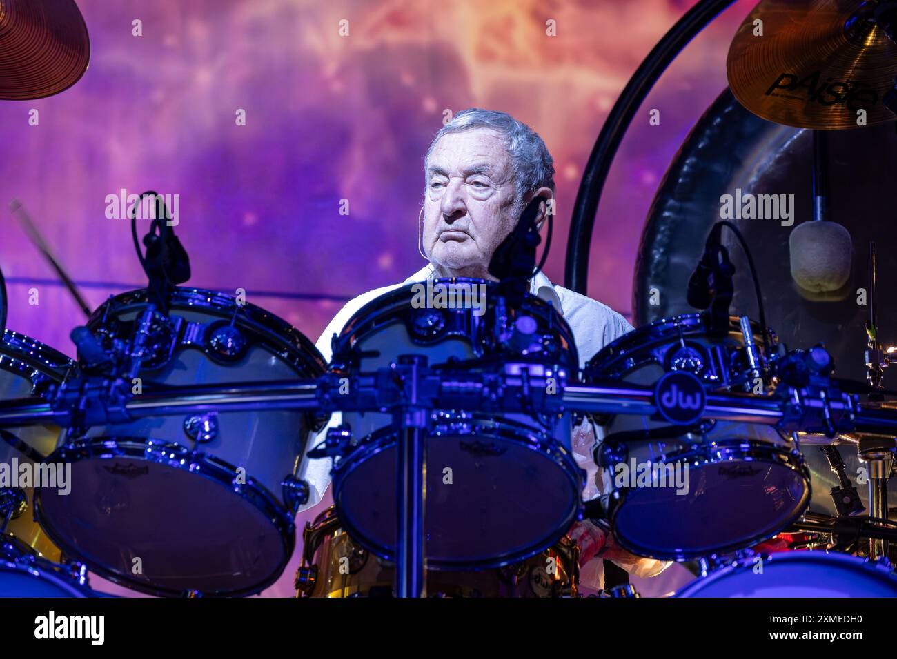 Nick Mason, Pseudonym von Nicholas Berkeley Mason, historischen Schlagzeugern der Pink Floyd Band, spielt das Schlagzeug während seiner Live-Auftritte mit Nick Mason S Stockfoto