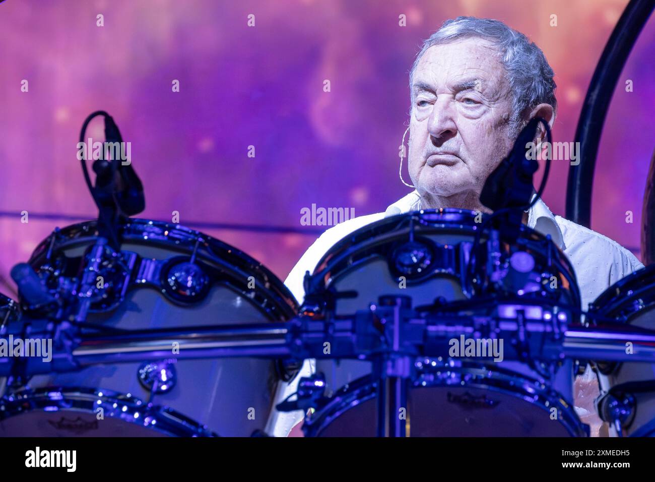 Nick Mason, Pseudonym von Nicholas Berkeley Mason, historischen Schlagzeugern der Pink Floyd Band, spielt das Schlagzeug während seiner Live-Auftritte mit Nick Mason S Stockfoto