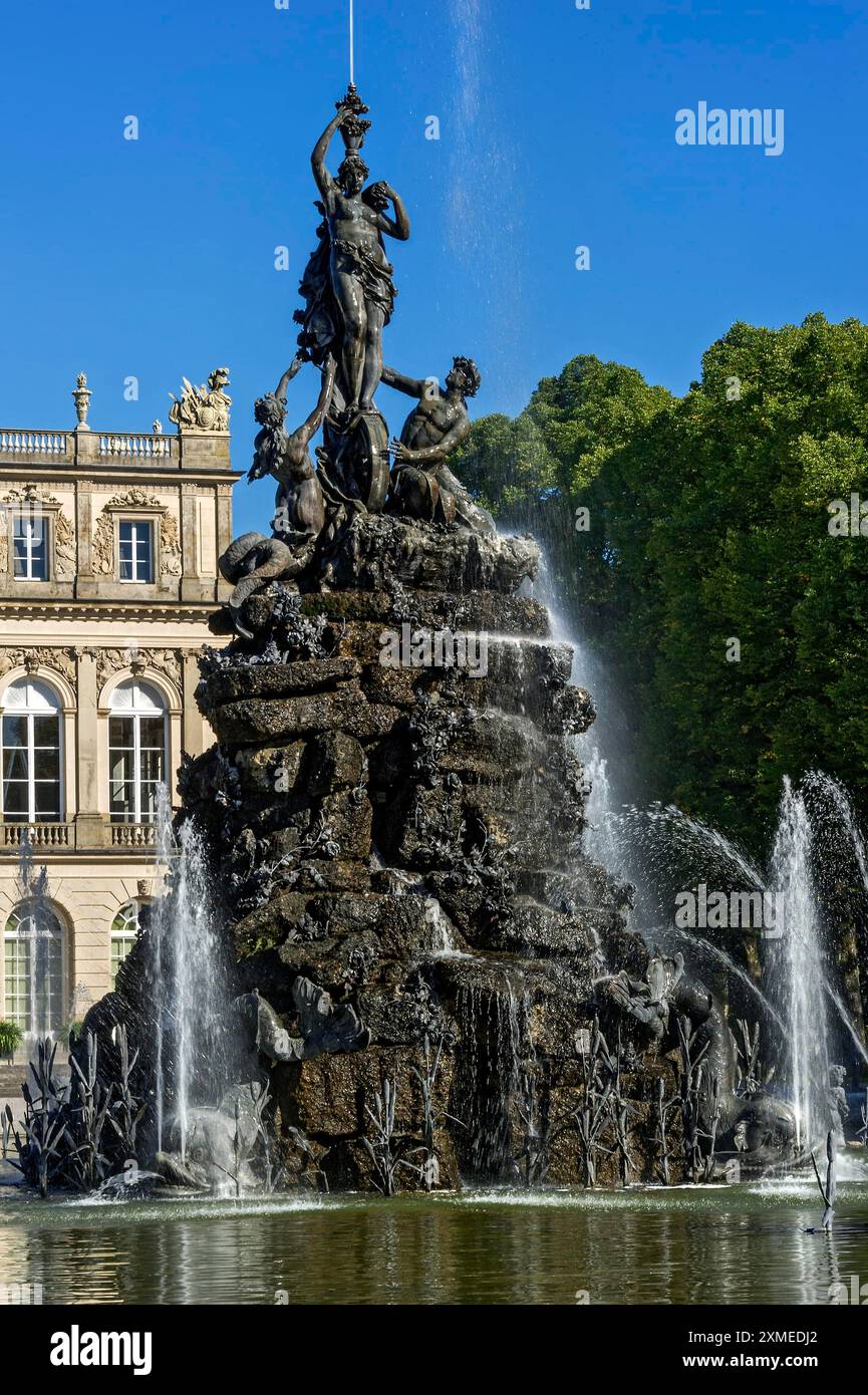 Springbrunnenfigur der Göttin Fortuna am Glücksrad, Fortuna-Brunnen, Fortunabrunnen, Brunnen, Wasserparterre, Schlosspark Stockfoto