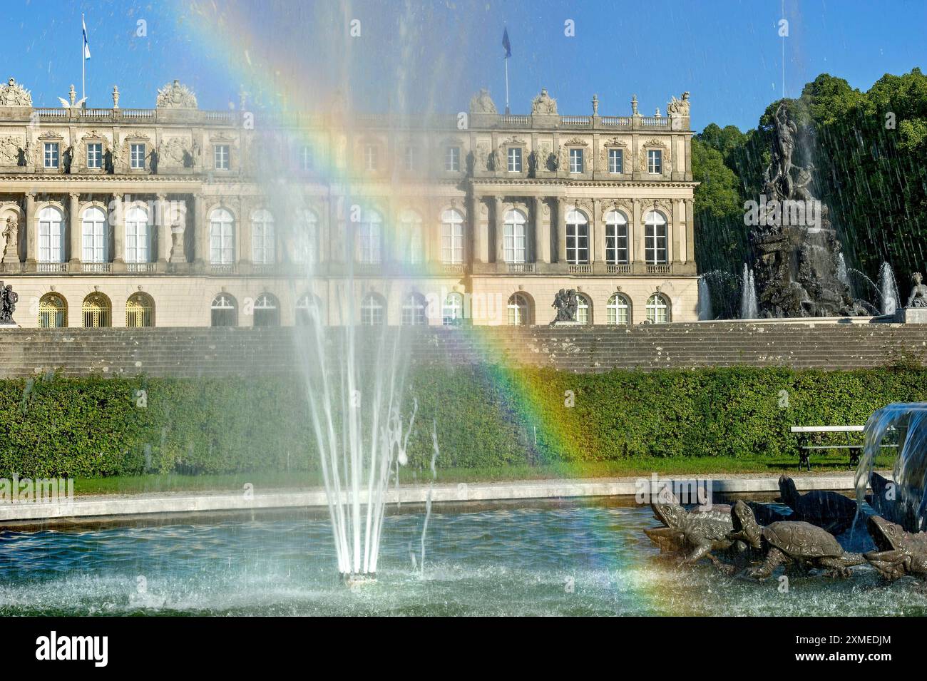 Regenbogen im Latona-Brunnen, Latona-Brunnen und Fortuna-Brunnen, Fortuna-Brunnen, Brunnen, Brunnen, Schlosspark, Schloss Herrenchiemsee Stockfoto