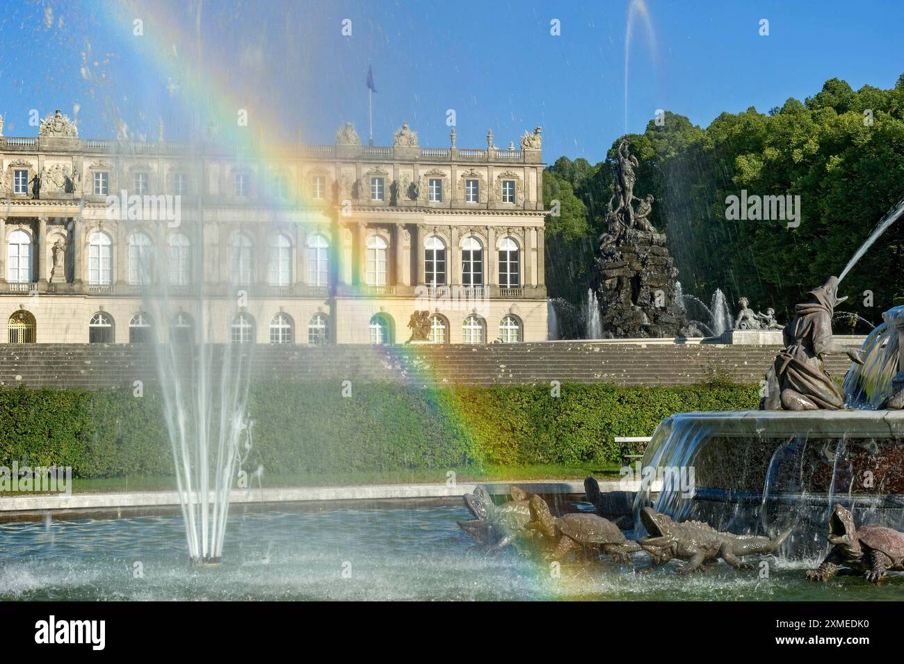 Regenbogen im Latona-Brunnen, Latona-Brunnen und Fortuna-Brunnen, Fortuna-Brunnen, Brunnen, Brunnen, Schlosspark, Schloss Herrenchiemsee Stockfoto