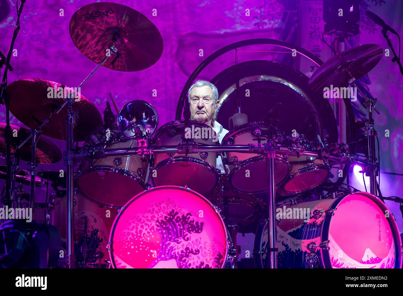 Nick Mason, Pseudonym von Nicholas Berkeley Mason, historischen Schlagzeugern der Pink Floyd Band, spielt das Schlagzeug während seiner Live-Auftritte mit Nick Mason S Stockfoto