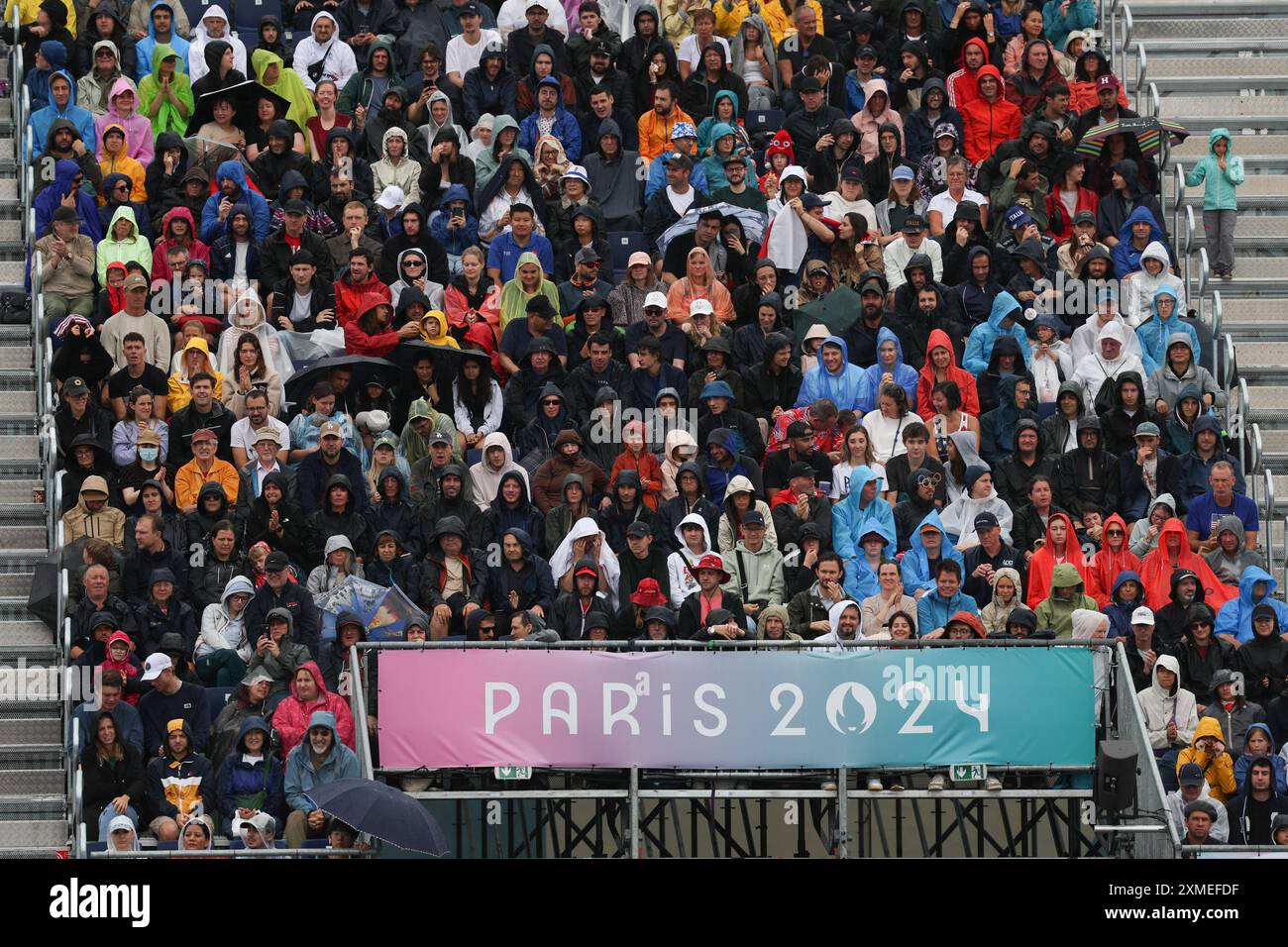 Paris, Frankreich. Juli 2024. Zuschauer beobachten das Beachvolleyballspiel der Frauen im Pool B zwischen China und Australien bei den Olympischen Spielen 2024 in Paris, Frankreich, 27. Juli 2024. Quelle: Huang Zongzhi/Xinhua/Alamy Live News Stockfoto