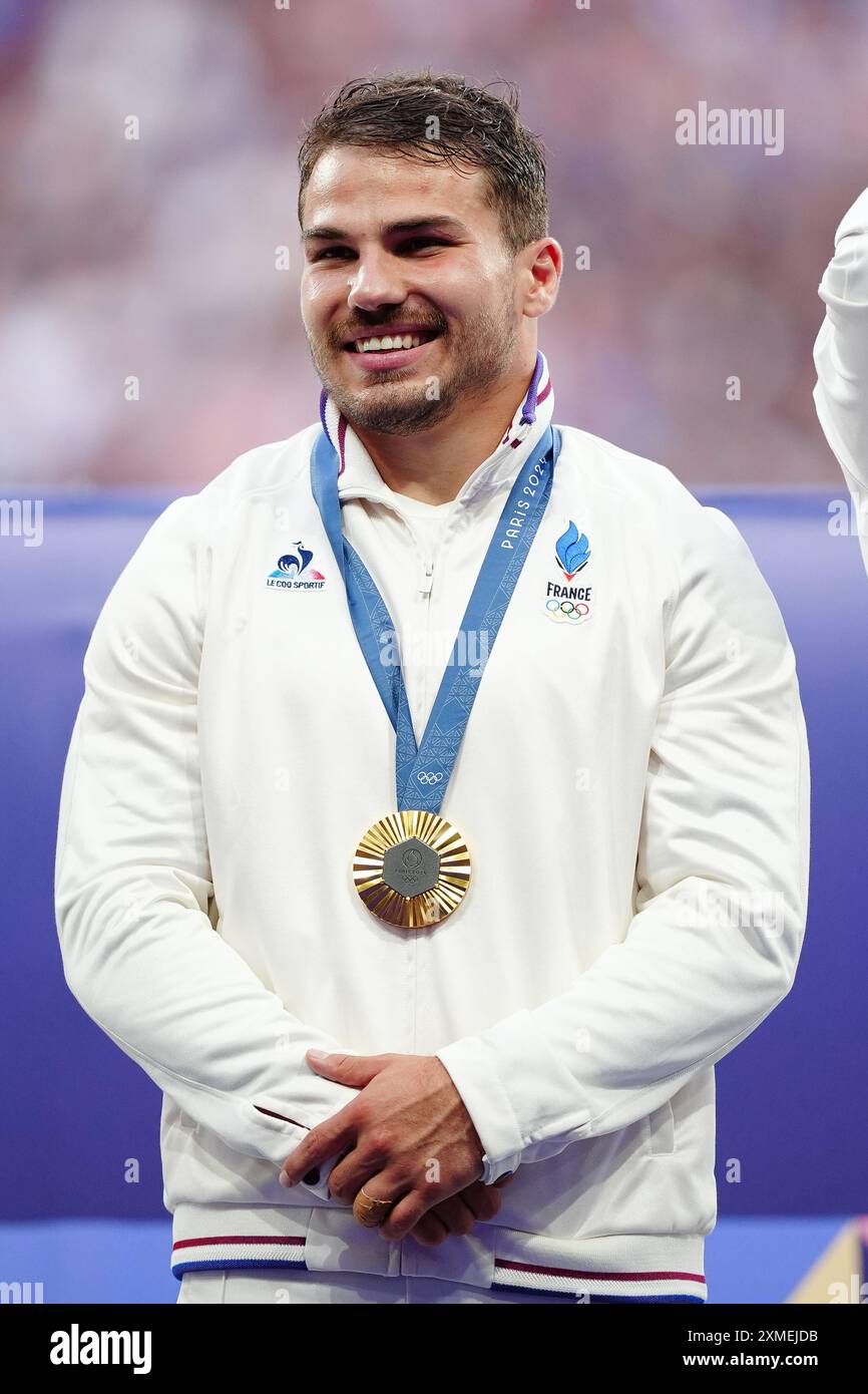 Frankreichs Antoine Dupont, nachdem er am ersten Tag der Olympischen Spiele 2024 in Paris das Rugby Sivens Goldmedaillenspiel im Stade de France gewonnen hatte. Bilddatum: Samstag, 27. Juli 2024. Stockfoto