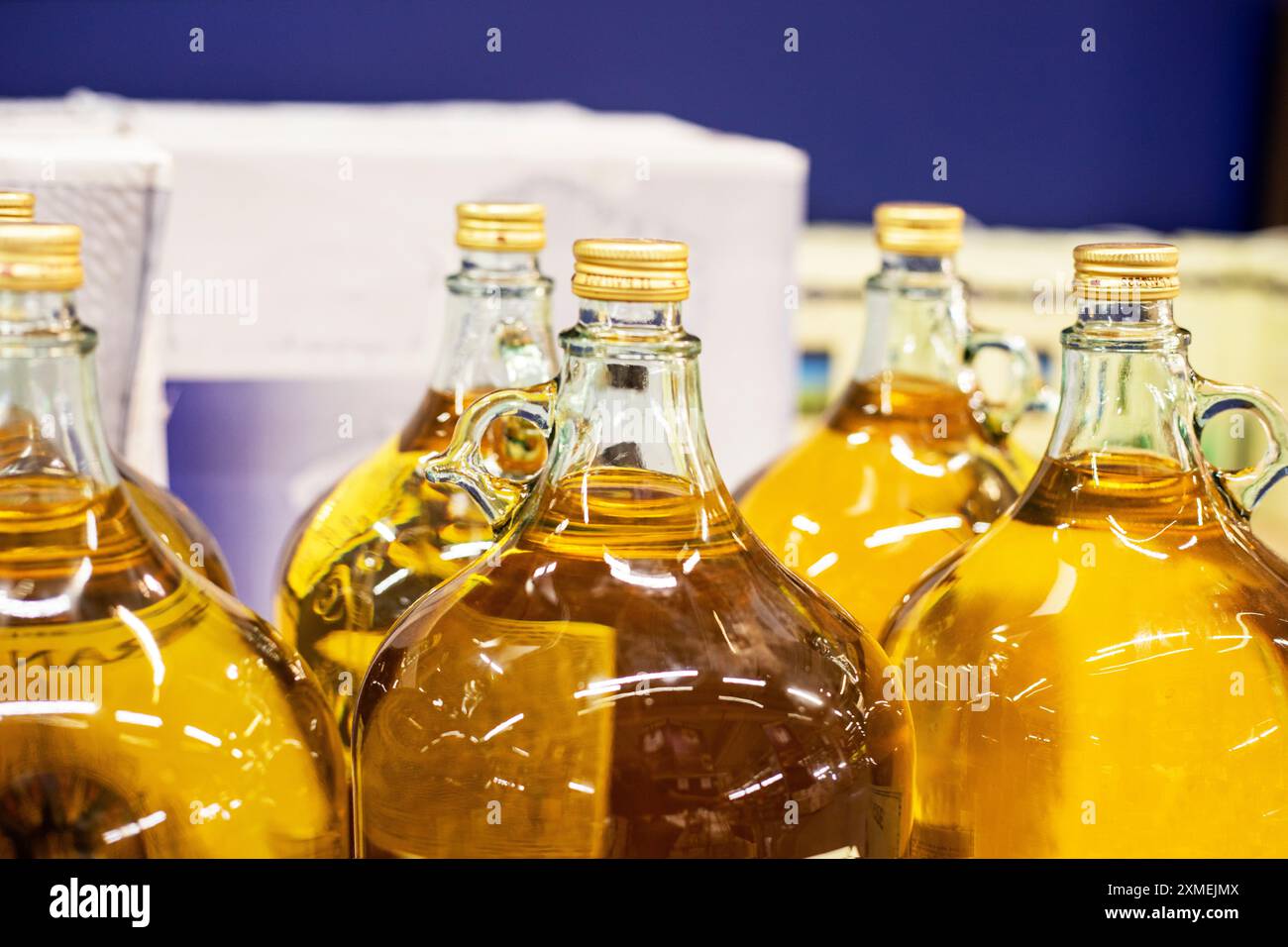 Olivenöl in Glasflaschen in einem Supermarkt verpackt. Schönheit und Gesundheit Stockfoto