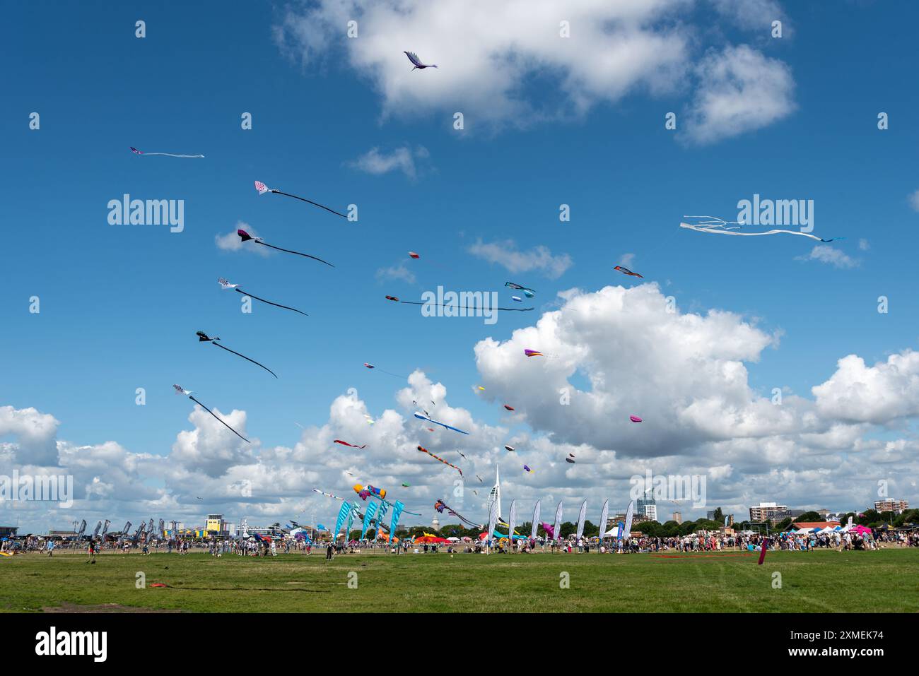 Drachenfest auf Southsea, das in Portsmouth verbreitet ist. Auswahl an farbenfrohen Drachen in verschiedenen Formen und Größen. Juli 2024. Stockfoto