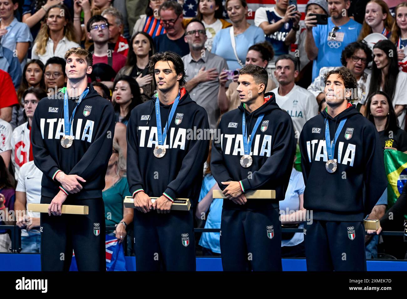 Paris, Frankreich. Juli 2024. Alessandro Miressi, Thomas Ceccon, Paolo Conte Bonin und Manuel Frigo aus Italien stehen mit der Bronzemedaille, nachdem sie am 27. Juli 2024 im schwimmenden 4x100 m Freistil-Relay-Männer-Finale während der Olympischen Spiele 2024 in Paris (Frankreich) teilgenommen haben. Quelle: Insidefoto di andrea staccioli/Alamy Live News Stockfoto