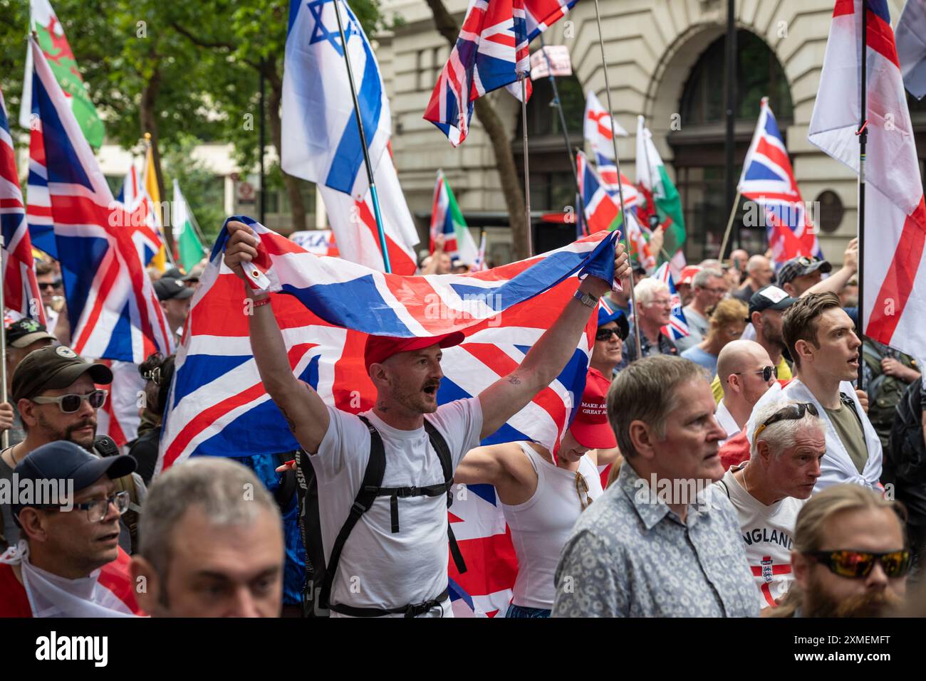 Tausende Demonstranten, organisiert von Tommy Robinson, marschieren vom Royal Courts of Justice zum Trafalgar Square, London, UK, 27/07/2024 Stockfoto