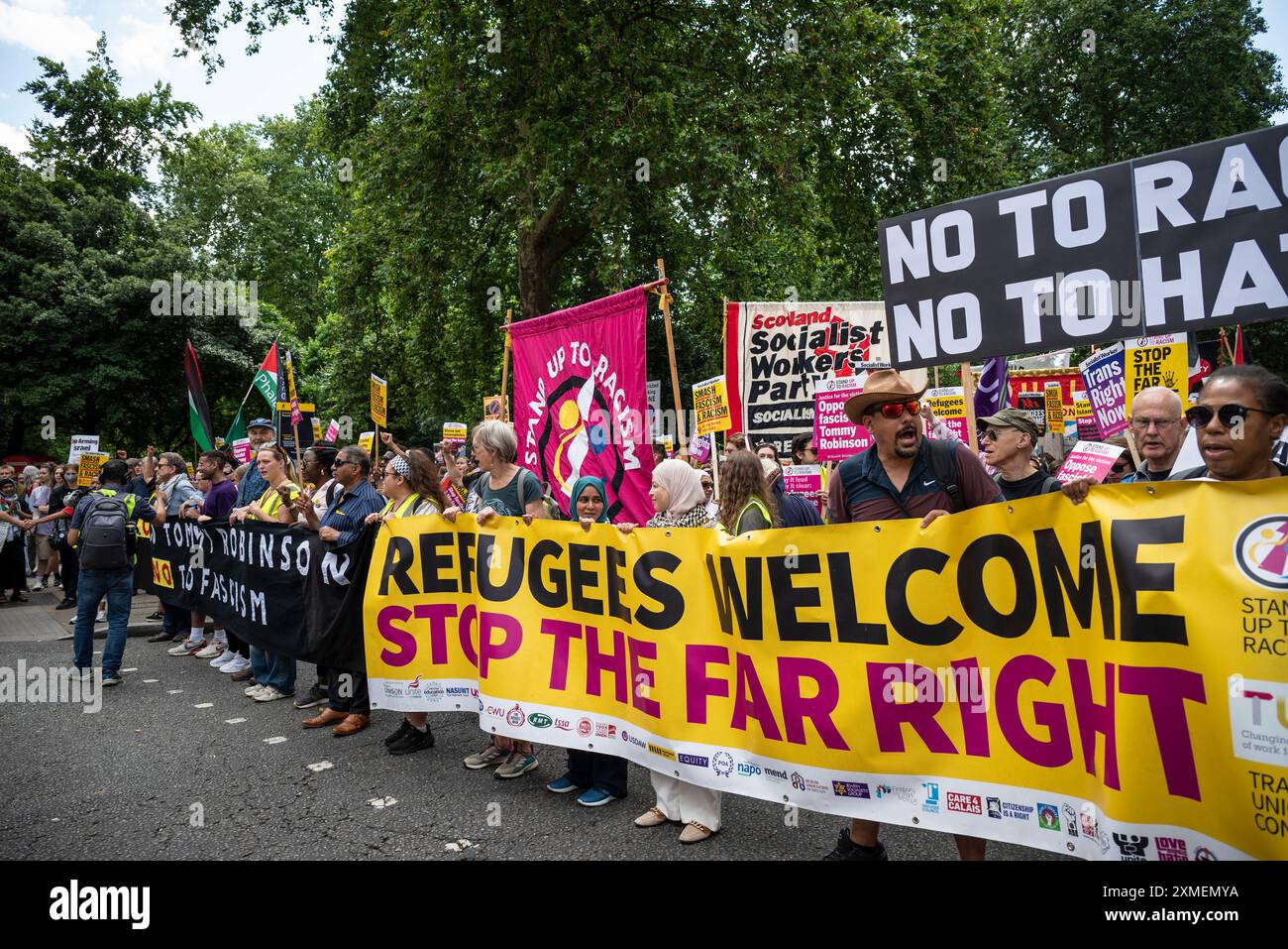 Refugees Wellcome, Stop Right Banner, Stehen Sie gegen Rassismus Demonstranten marschieren in Gegendemonstration gegen Tommy Robinson march, London, UK, 27.07/ Stockfoto