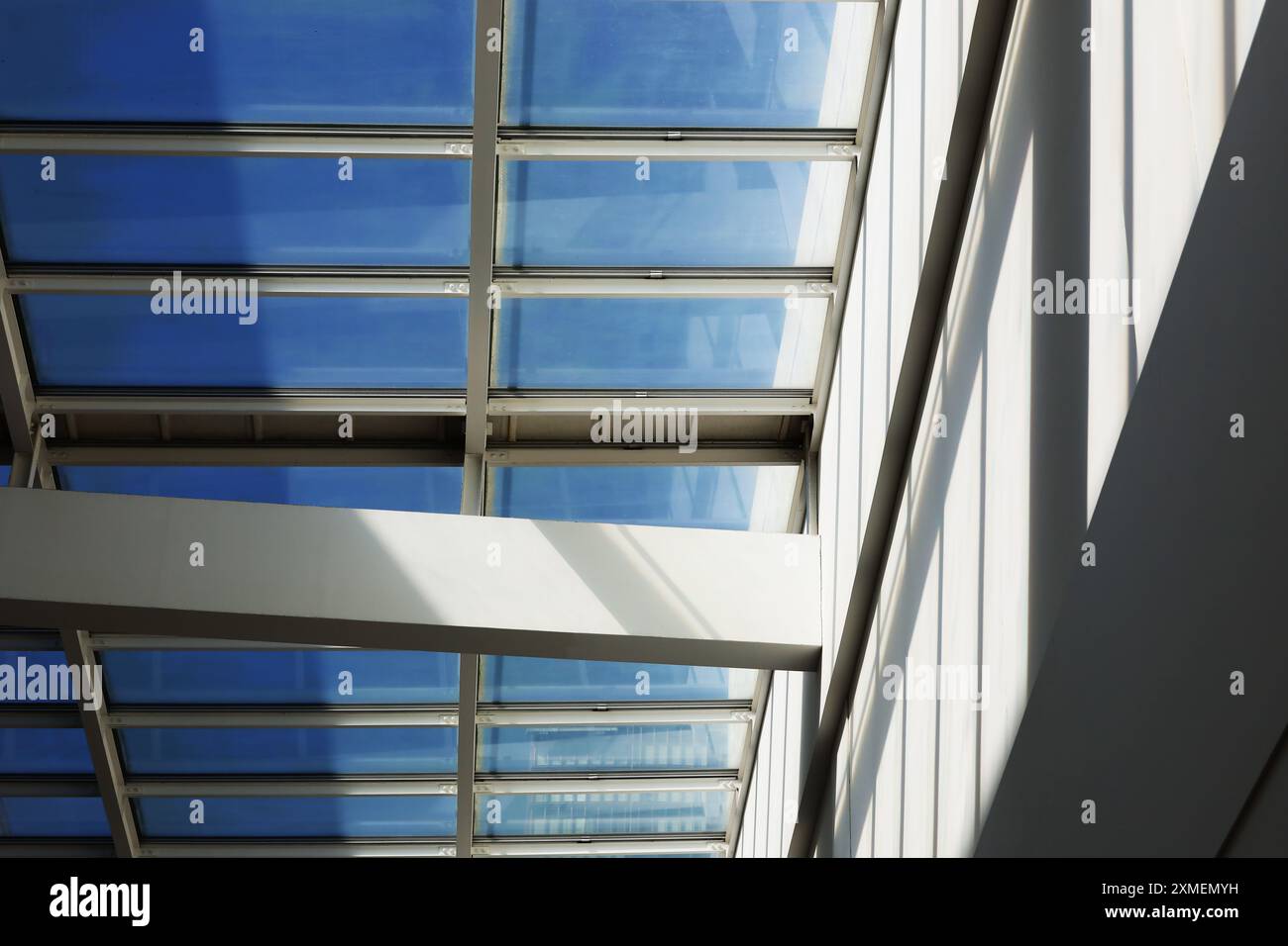 Sonnenschein, blauer Himmel und Glasdecke Stockfoto