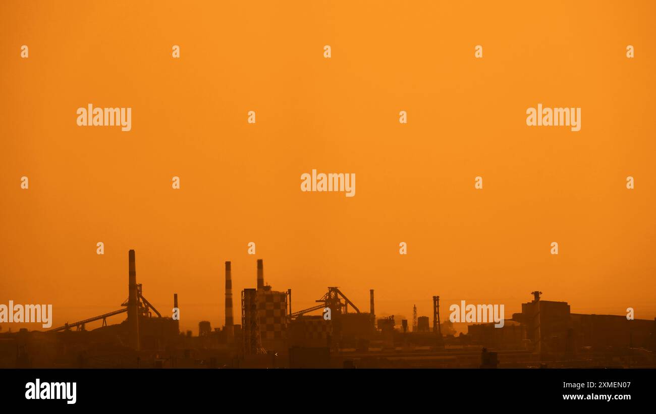 Von der Aussichtsplattform des Kawasaki Rathauses aus hat man einen Panoramablick auf das Industriegebiet von Kawasaki, das in den orangefarbenen Sonnenuntergang getaucht ist Stockfoto