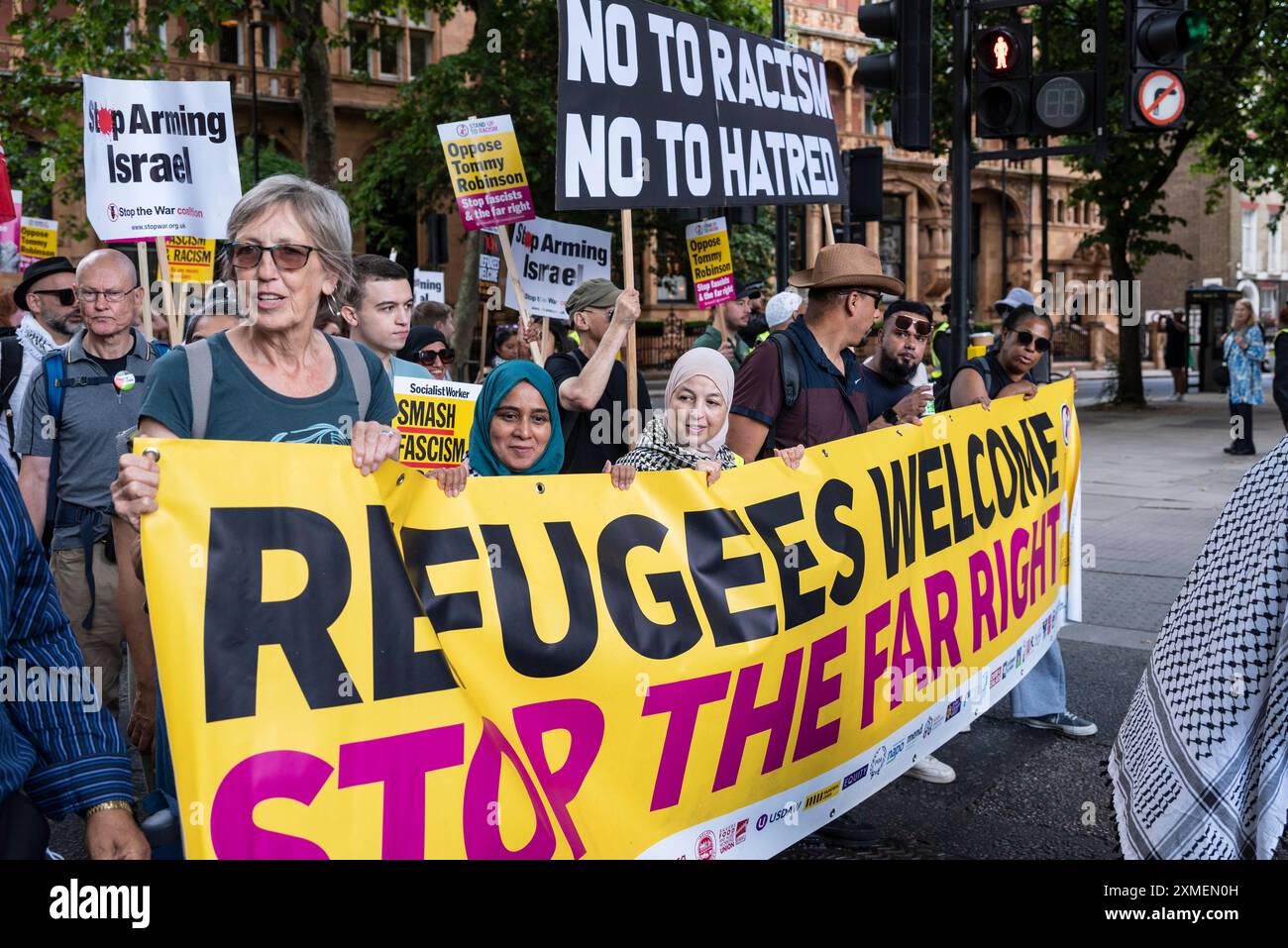 Refugees Wellcome, Stop Right Banner, Stehen Sie gegen Rassismus Demonstranten marschieren in Gegendemonstration gegen Tommy Robinson march, London, UK, 27.07/ Stockfoto