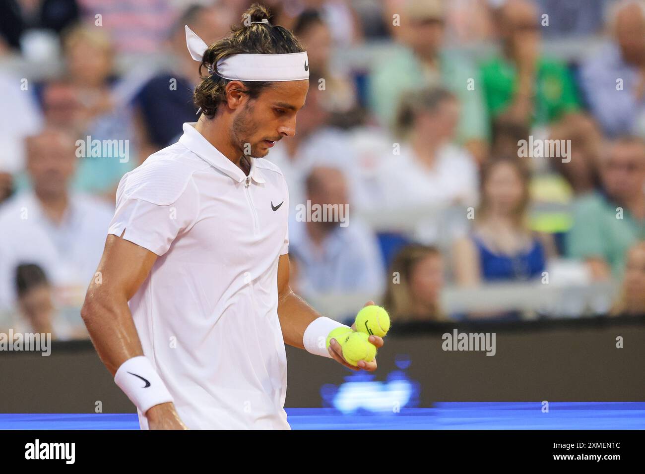 Pula, Kroatien. Juli 2024. Der italienische Tennisspieler Lorenzo Musetti macht sich bereit, einen Ball in einem Tennisspiel gegen den argentinischen Spieler Francisco Cerundolo beim Grand Final der Blauen Lagune Croatia Open am 27. Juli 2024 in Umag, Kroatien, zu servieren. Foto: Srecko Niketic/PIXSELL Credit: Pixsell/Alamy Live News Stockfoto