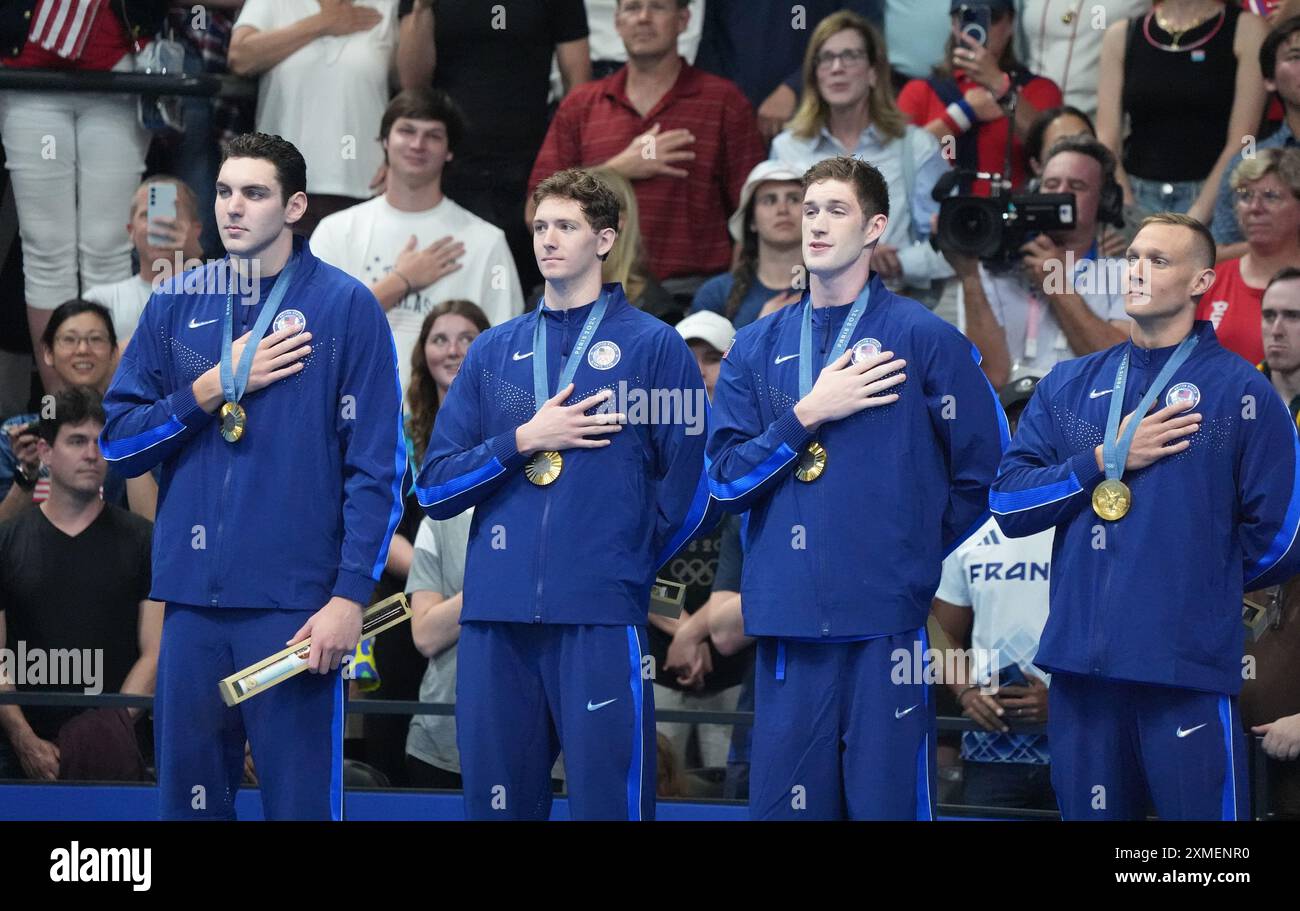 Paris, Frankreich. Juli 2024. Das 4x100 Meter große Freistil-Staffelteam der US-Männer hört die Nationalhymne auf dem Podium, nachdem sie am Samstag, den 27. Juli, bei den Olympischen Sommerspielen 2024 in Paris, Frankreich, die Goldmedaille gewonnen hat. 2024. Foto von Richard Ellis/UPI. Quelle: UPI/Alamy Live News Stockfoto