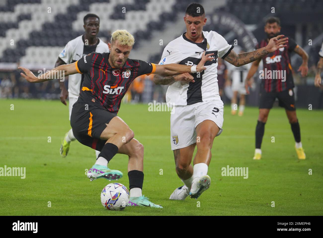 Linz, Österreich. Juli 2024. LINZ, ÖSTERREICH - 27. JULI: Baris Alper Yilmaz von Galatasaray Istanbul und Lautaro Rodrigo Valenti von Parma Calcio während des Freundschaftsspiels zwischen Galatasaray Istanbul und Parma Calcio in der Raiffeisen Arena am 27. Juli 2024 in Linz, Österreich .240727 SEPA 07 079 - 20240727 PD26048 Credit: APA-PictureDesk/Alamy Live News Stockfoto