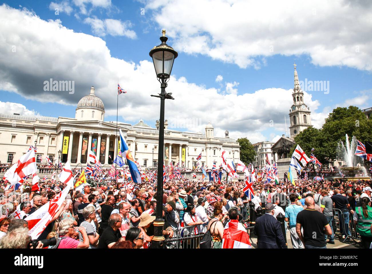 LONDON, ENGLAND - 27. JULI 2024: Rechtsextreme Demonstranten versammeln sich auf dem Trafalgar Square zum marsch unter der Führung des britischen rechtsextremen Aktivisten Tommy Robinson im Zentrum Londons. In einem Beitrag, der vor der Veranstaltung auf X geteilt wurde, sagte Herr Robinson, dessen richtiger Name Stephen Yaxley Lennon ist, dass der Protest „die größte patriotische Kundgebung, die Großbritannien je gesehen hat“ sei. Quelle: Thabo Jaiyesimi/Alamy Live News Stockfoto