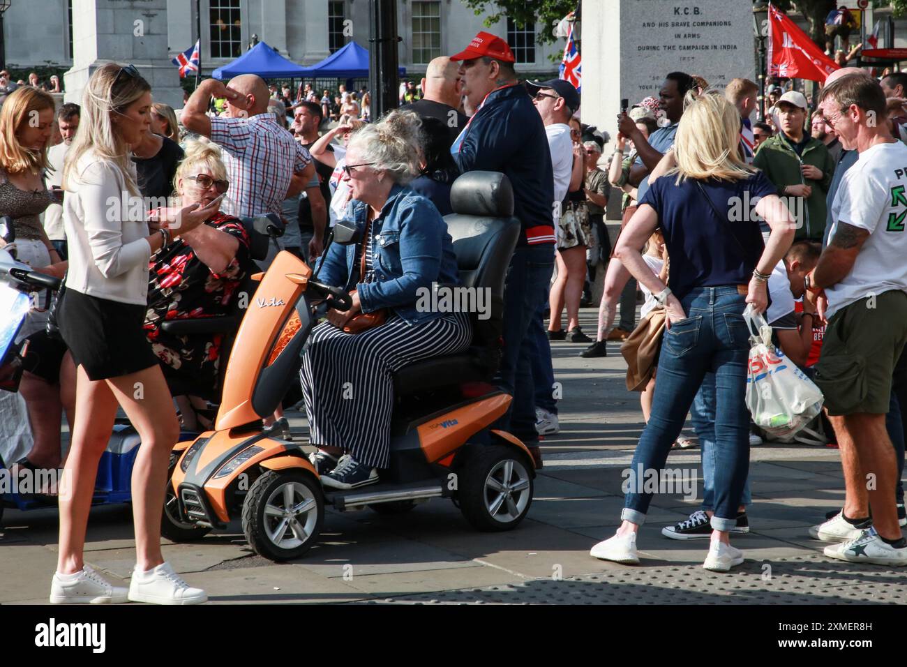 LONDON, ENGLAND - 27. JULI 2024: Menschen schauen auf dem Trafalgar Square während des Protestes des rechtsextremen britischen Aktivisten Tommy Robinson zu. In einem Beitrag, der vor der Veranstaltung auf X geteilt wurde, sagte Herr Robinson, dessen richtiger Name Stephen Yaxley Lennon ist, dass der Protest „die größte patriotische Kundgebung, die Großbritannien je gesehen hat“ sei. Quelle: Thabo Jaiyesimi/Alamy Live News Stockfoto