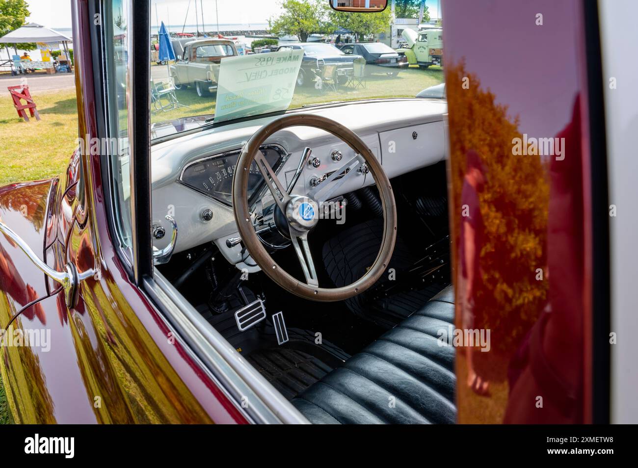 Hilton Beach, Ontario, Kanada - 27. Juli 2024: Red1955 Chevrolet holt den Truck bei der Classic Car Show ab. Innenansicht von der Fahrerseite des weißen StahlArmaturenbretts Stockfoto