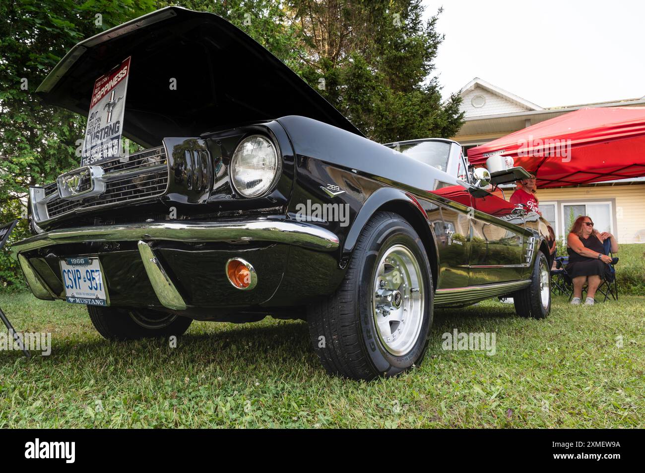 Hilton Beach, Ontario, Kanada - 27. Juli 2024: Ford Mustang Cabrio 1966 schwarz auf der Classic Car Show. Vorderansicht mit niedrigem Winkel. Stockfoto