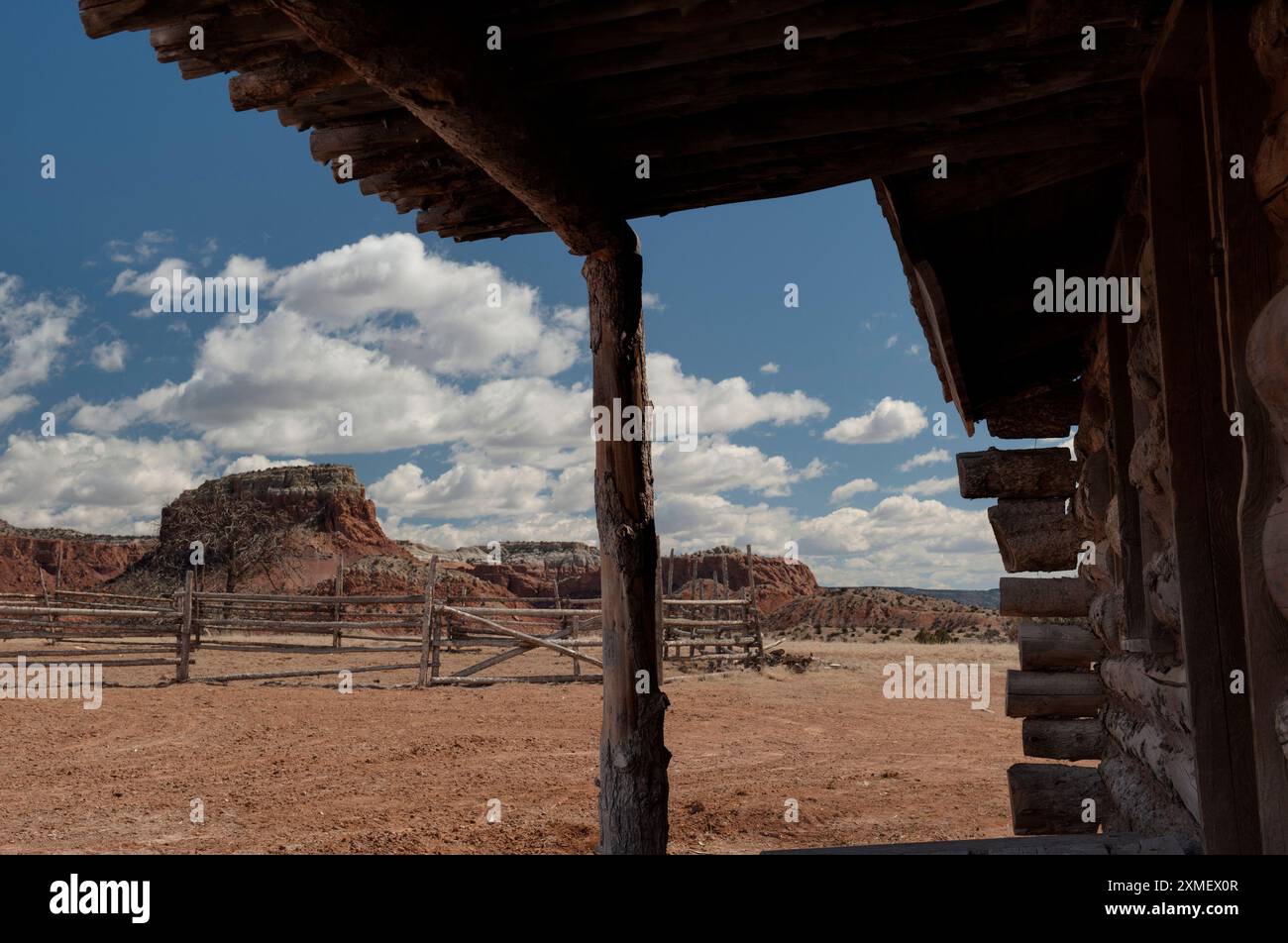 Blockhütte und Korral (oder vielleicht ein altes Filmset) auf der Ghost Ranch in New Mexico Stockfoto