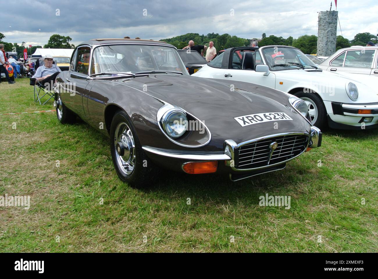 Ein Jaguar E-TYPE aus dem Jahr 1971 parkte auf der 49. Historic Vehicle Gathering in Powderham, Devon, England, Großbritannien. Stockfoto