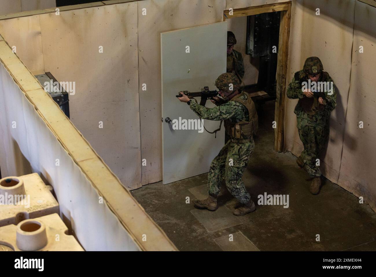 Midshipmen der United States Naval Academy erlernen Kampftaktiken mit Marine Raiders im Marine Forces Special Operations Command auf Camp Lejeune, North Carolina, 25. Juli 2024. Während der Ausbildung beim MARSOC konnten die Mittelschiffer die Vielfalt der Werkzeuge und Waffen erfahren, die von Operatoren mit kritischen Fähigkeiten und Spezialeinsatzoffizieren eingesetzt wurden. (Foto des U.S. Marine Corps von Sgt. Evan Jones) Stockfoto