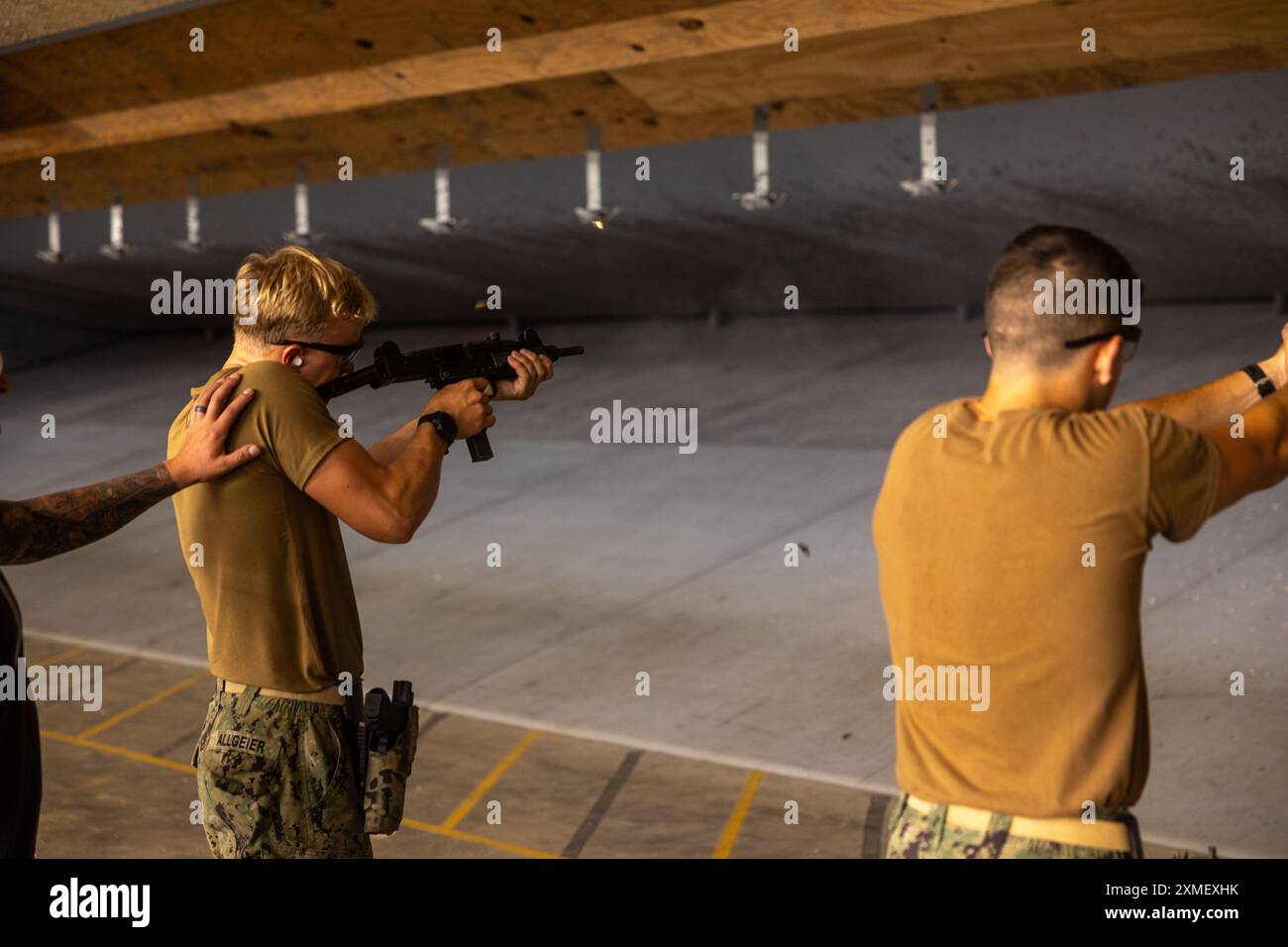 Midshipman der United States Naval Academy führte am 24. Juli 2024 eine Feuerwehrkapelle mit Marine Raiders beim Marine Forces Special Operations Command in Camp Lejeune, North Carolina, durch. Während der Ausbildung beim MARSOC konnten die Mittelschiffer die Vielfalt der Werkzeuge und Waffen erfahren, die von Operatoren mit kritischen Fähigkeiten und Spezialeinsatzoffizieren eingesetzt wurden. (Foto des U.S. Marine Corps von Sgt. Evan Jones) Stockfoto