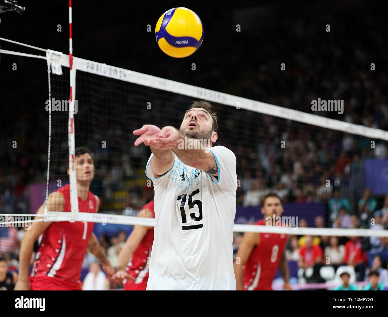 Paris, Frankreich. Juli 2024. Luciano de Cecco (Front) der argentinischen Mannschaft tritt während der Vorrunde des Pool C Volleyballspiels der Männer zwischen den Vereinigten Staaten von Amerika und Argentinien bei den Olympischen Spielen 2024 in Paris, Frankreich, am 27. Juli 2024 an. Quelle: Li Gang/Xinhua/Alamy Live News Stockfoto