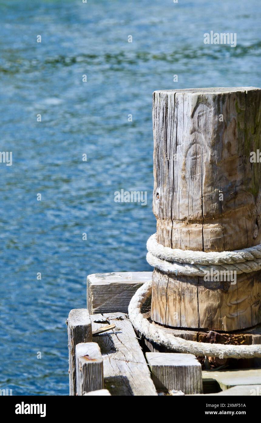 Holzverankerungsstange mit Knüpfseil an einem Kai an der Ostsee in Südschweden im Sommer. Stockfoto