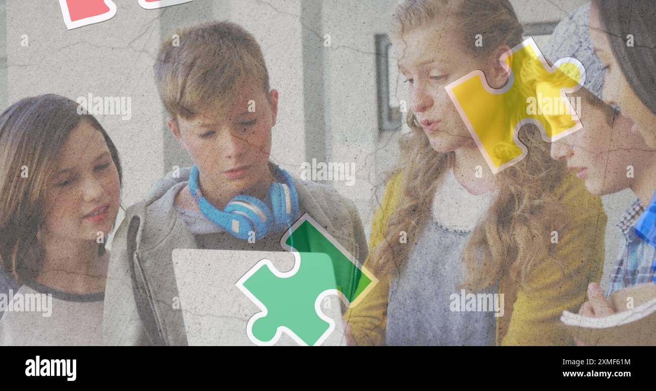 Puzzle-Puzzle und Menschenkopf-Ikone über verschiedenen Gruppen von Schülern, die in der Schule mit Laptop arbeiten Stockfoto