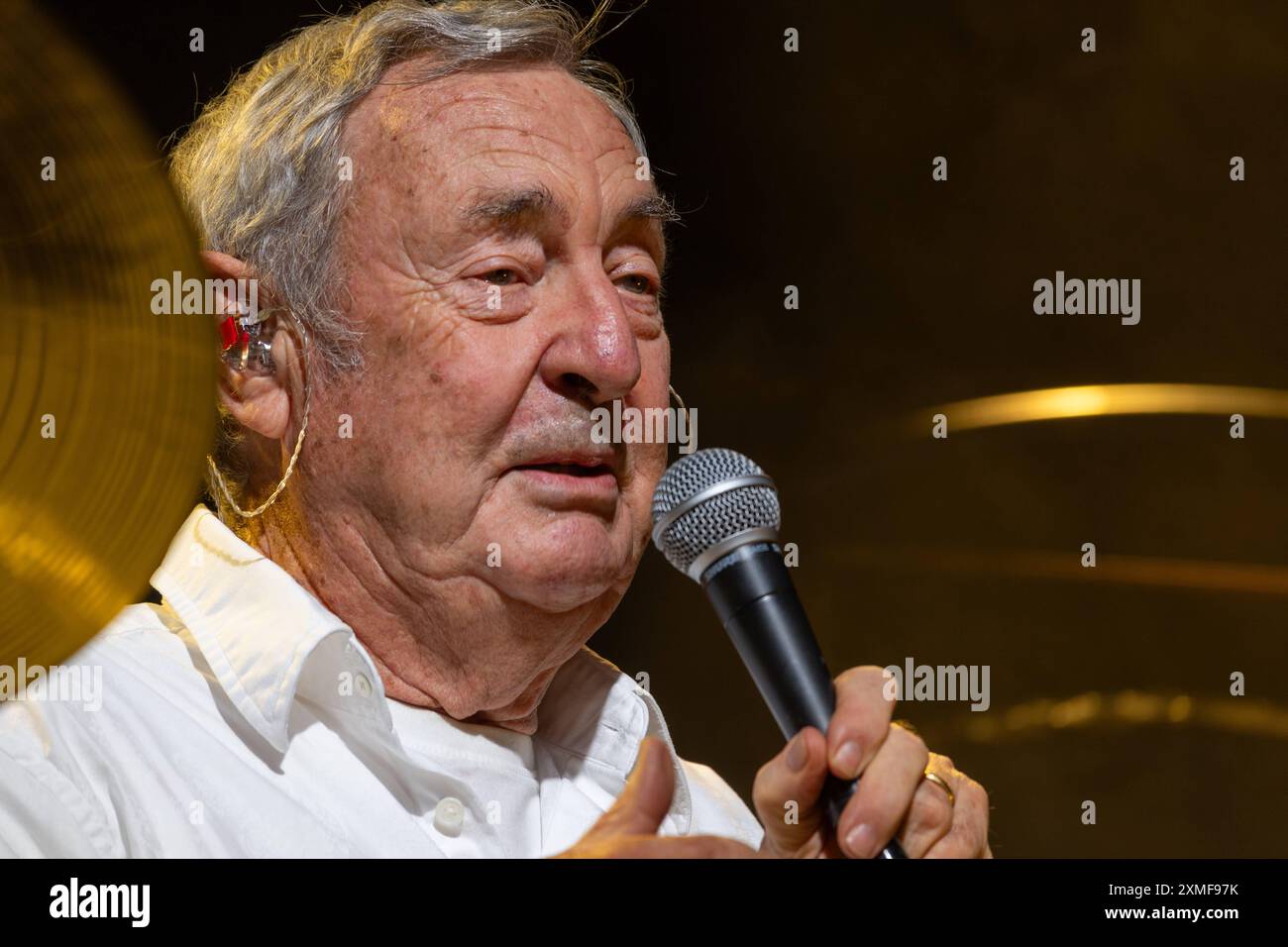 Nick Mason s Saucerful of Secrets - Weltstars auf dem Roncalliplatz - 27.07.2024. Nick MASON Schlagzeug, Pink Floyd von der britischen Progessive Rock Band NICK MASON S SAUCERFUL OF SECRETS bei einem Live Auftritt auf dem Roncalliplatz - die Konzertreihe Weltstars auf dem Roncalliplatz findet seit 2018 vor der Kulisse des Kölner Dom statt. Eine Veranstaltung der ELHartz Promotion GmbH Köln Nordrhein-Westfalen Deutschland *** Nick Mason s Saucerful of Secrets World Stars am Roncalliplatz 27 07 2024 Nick MASON Drums, Pink Floyd der britischen Progressive Rock Band NICK MASON S SAUCERFUL OF SECRE Stockfoto