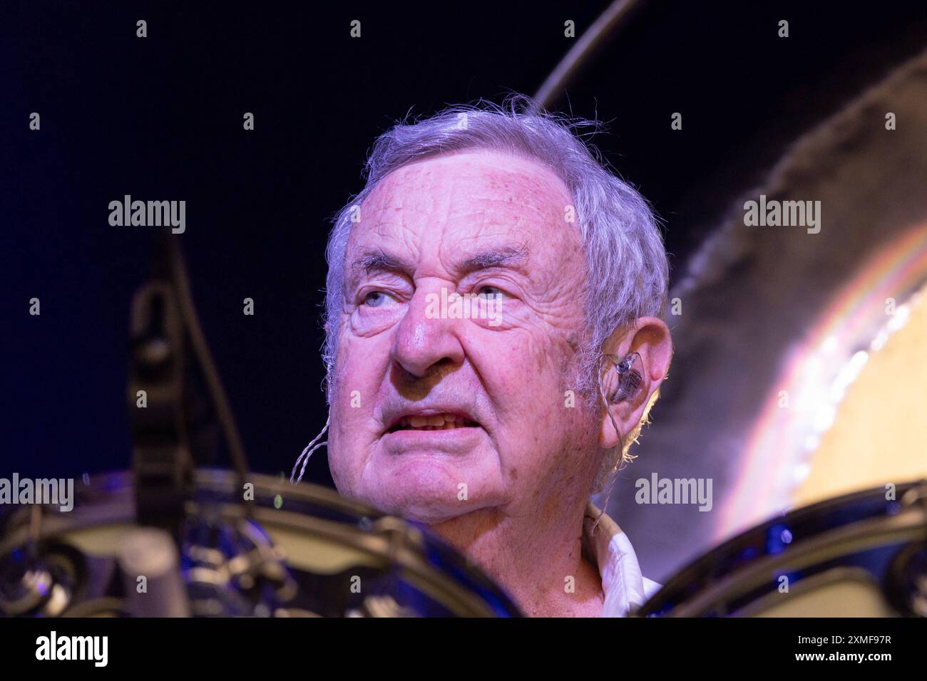 Nick Mason s Saucerful of Secrets - Weltstars auf dem Roncalliplatz - 27.07.2024. Nick MASON Schlagzeug, Pink Floyd von der britischen Progessive Rock Band NICK MASON S SAUCERFUL OF SECRETS bei einem Live Auftritt auf dem Roncalliplatz - die Konzertreihe Weltstars auf dem Roncalliplatz findet seit 2018 vor der Kulisse des Kölner Dom statt. Eine Veranstaltung der ELHartz Promotion GmbH Köln Nordrhein-Westfalen Deutschland *** Nick Mason s Saucerful of Secrets World Stars am Roncalliplatz 27 07 2024 Nick MASON Drums, Pink Floyd der britischen Progressive Rock Band NICK MASON S SAUCERFUL OF SECRE Stockfoto