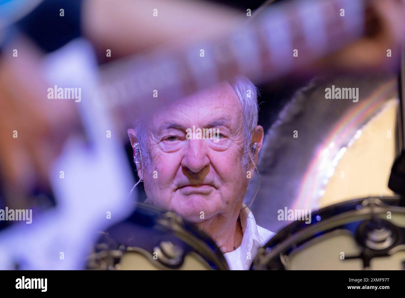 Nick Mason s Saucerful of Secrets - Weltstars auf dem Roncalliplatz - 27.07.2024. Nick MASON Schlagzeug, Pink Floyd von der britischen Progessive Rock Band NICK MASON S SAUCERFUL OF SECRETS bei einem Live Auftritt auf dem Roncalliplatz - die Konzertreihe Weltstars auf dem Roncalliplatz findet seit 2018 vor der Kulisse des Kölner Dom statt. Eine Veranstaltung der ELHartz Promotion GmbH Köln Nordrhein-Westfalen Deutschland *** Nick Mason s Saucerful of Secrets World Stars am Roncalliplatz 27 07 2024 Nick MASON Drums, Pink Floyd der britischen Progressive Rock Band NICK MASON S SAUCERFUL OF SECRE Stockfoto