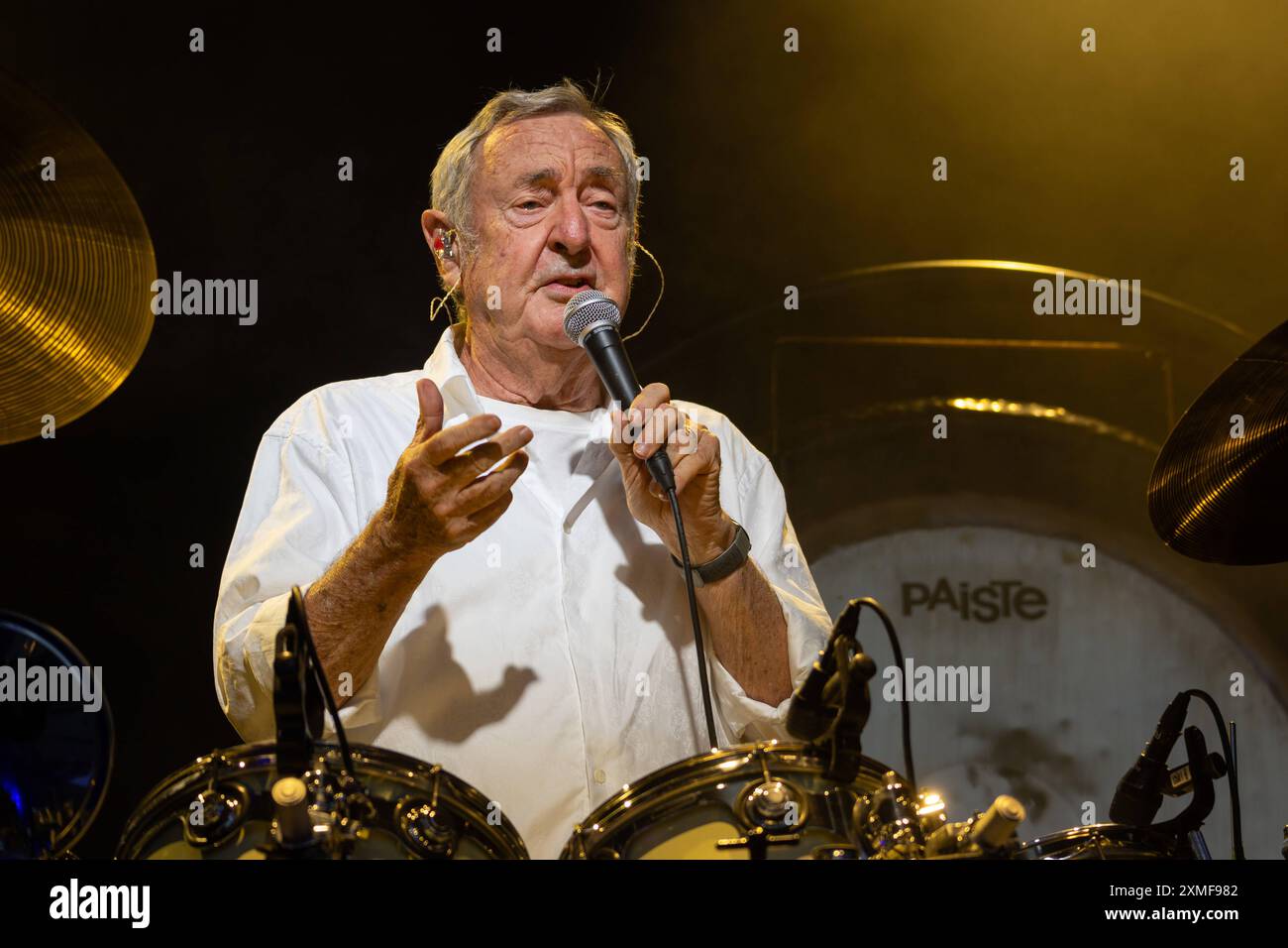 Nick Mason s Saucerful of Secrets - Weltstars auf dem Roncalliplatz - 27.07.2024. Nick MASON Schlagzeug, Pink Floyd von der britischen Progessive Rock Band NICK MASON S SAUCERFUL OF SECRETS bei einem Live Auftritt auf dem Roncalliplatz - die Konzertreihe Weltstars auf dem Roncalliplatz findet seit 2018 vor der Kulisse des Kölner Dom statt. Eine Veranstaltung der ELHartz Promotion GmbH Köln Nordrhein-Westfalen Deutschland *** Nick Mason s Saucerful of Secrets World Stars am Roncalliplatz 27 07 2024 Nick MASON Drums, Pink Floyd der britischen Progressive Rock Band NICK MASON S SAUCERFUL OF SECRE Stockfoto