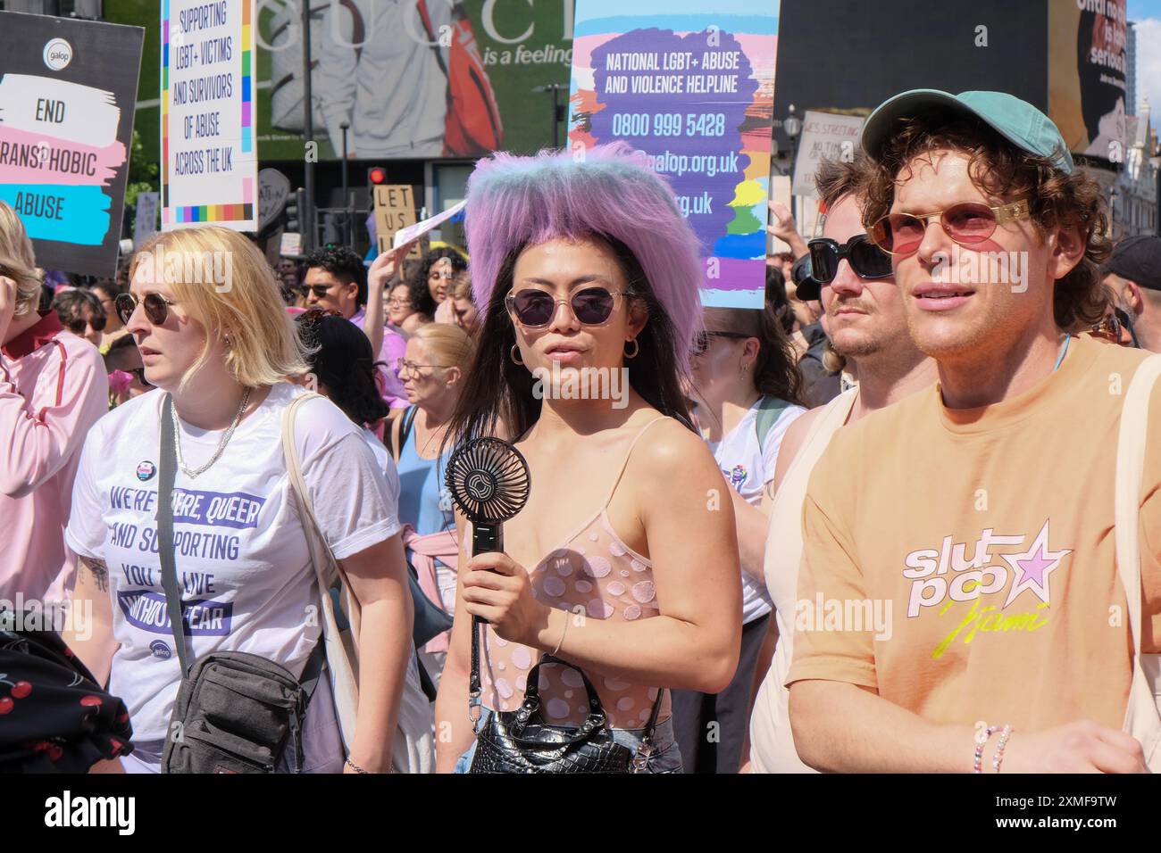 London, Großbritannien, 27. Juli 2024. Tausende fanden im jährlichen Trans Pride march vom Langham Place zum Wellington Arch statt. Die Veranstaltung, die jetzt in ihrem sechsten Jahr stattfindet, ist zum Teil Protest und eine Feier, die das Thema hatte: "Keiner von uns ist frei, bis wir alle frei sind." Quelle: Eleventh Photography/Alamy Live News Stockfoto