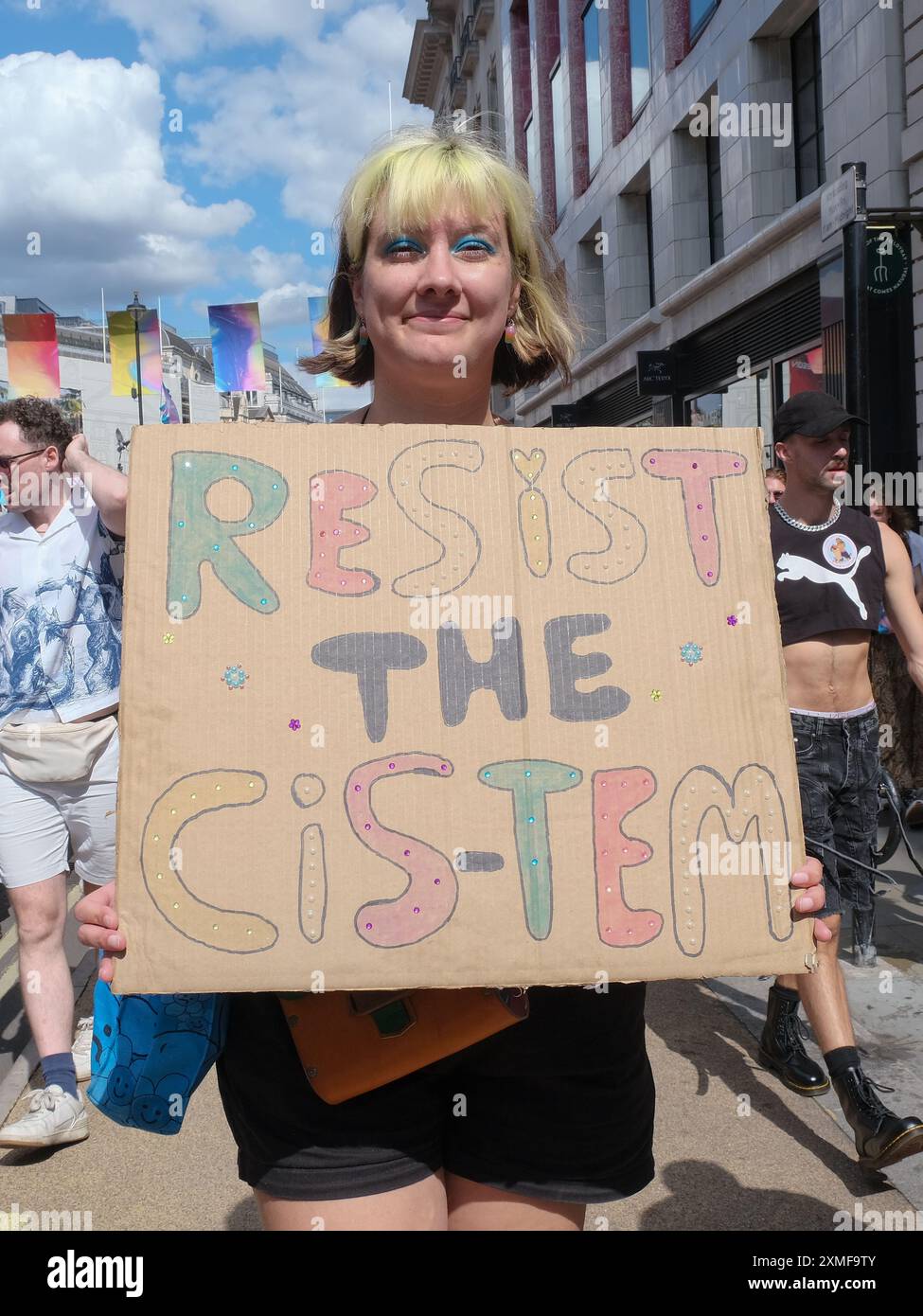 London, Großbritannien, 27. Juli 2024. Tausende fanden im jährlichen Trans Pride march vom Langham Place zum Wellington Arch statt. Die Veranstaltung, die jetzt in ihrem sechsten Jahr stattfindet, ist zum Teil Protest und eine Feier, die das Thema hatte: "Keiner von uns ist frei, bis wir alle frei sind." Quelle: Eleventh Photography/Alamy Live News Stockfoto