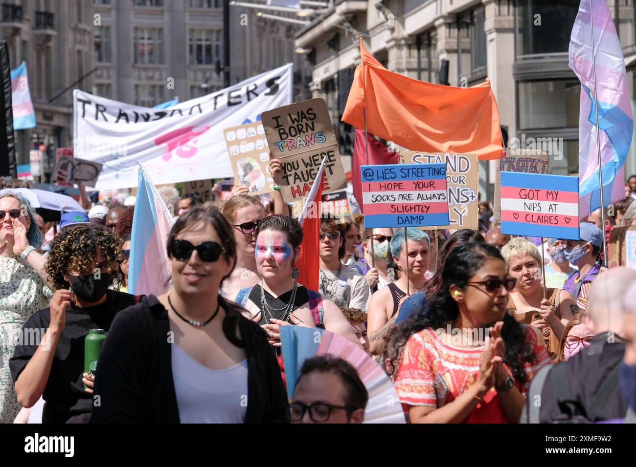 London, Großbritannien, 27. Juli 2024. Tausende fanden im jährlichen Trans Pride march vom Langham Place zum Wellington Arch statt. Die Veranstaltung, die jetzt in ihrem sechsten Jahr stattfindet, ist zum Teil Protest und eine Feier, die das Thema hatte: "Keiner von uns ist frei, bis wir alle frei sind." Quelle: Eleventh Photography/Alamy Live News Stockfoto