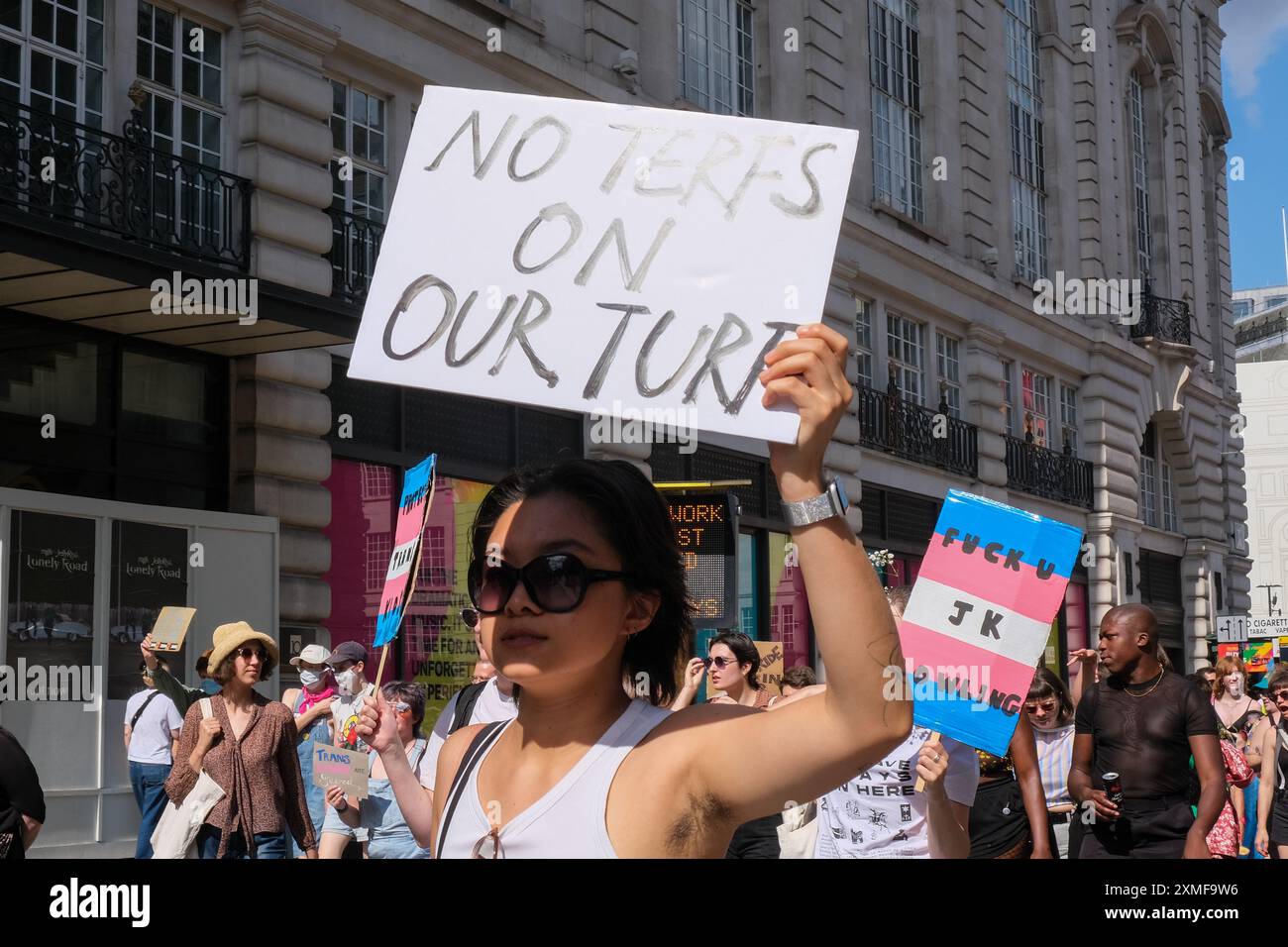 London, Großbritannien, 27. Juli 2024. Tausende fanden im jährlichen Trans Pride march vom Langham Place zum Wellington Arch statt. Die Veranstaltung, die jetzt in ihrem sechsten Jahr stattfindet, ist zum Teil Protest und eine Feier, die das Thema hatte: "Keiner von uns ist frei, bis wir alle frei sind." Quelle: Eleventh Photography/Alamy Live News Stockfoto