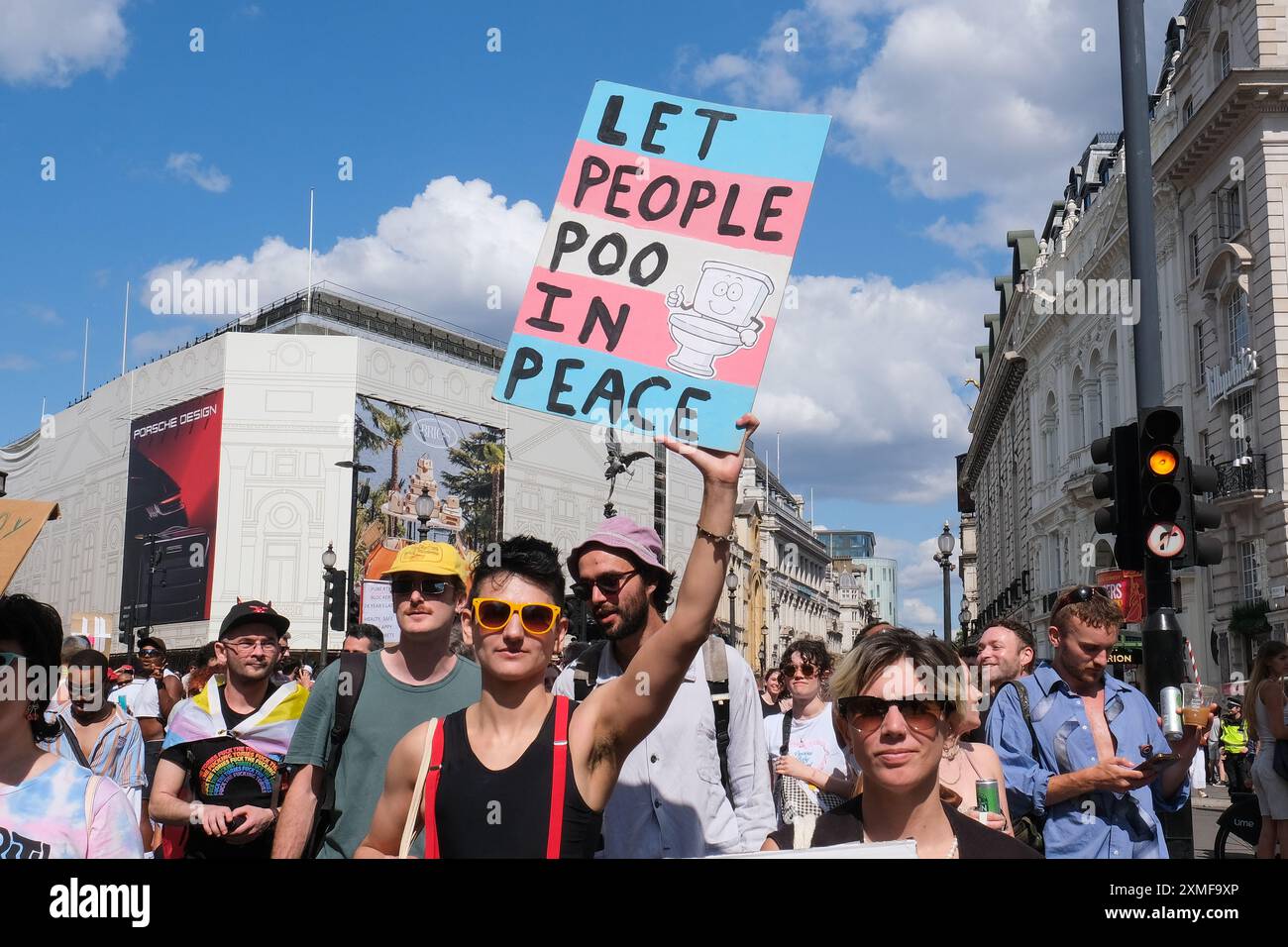 London, Großbritannien, 27. Juli 2024. Tausende fanden im jährlichen Trans Pride march vom Langham Place zum Wellington Arch statt. Die Veranstaltung, die jetzt in ihrem sechsten Jahr stattfindet, ist zum Teil Protest und eine Feier, die das Thema hatte: "Keiner von uns ist frei, bis wir alle frei sind." Quelle: Eleventh Photography/Alamy Live News Stockfoto