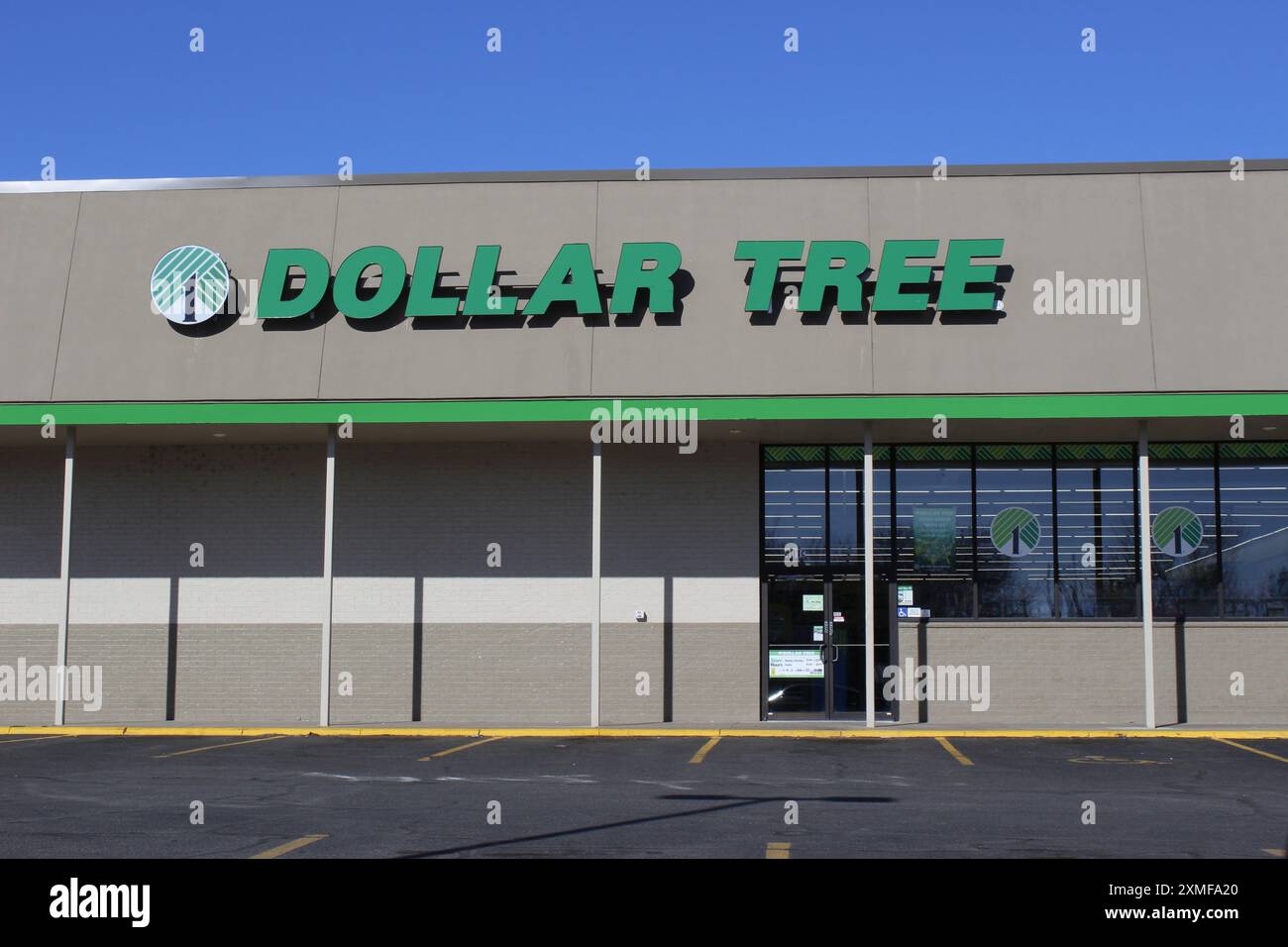 DOLLARBAUMLADEN vorne mit blauem Himmel im Freien Stockfoto